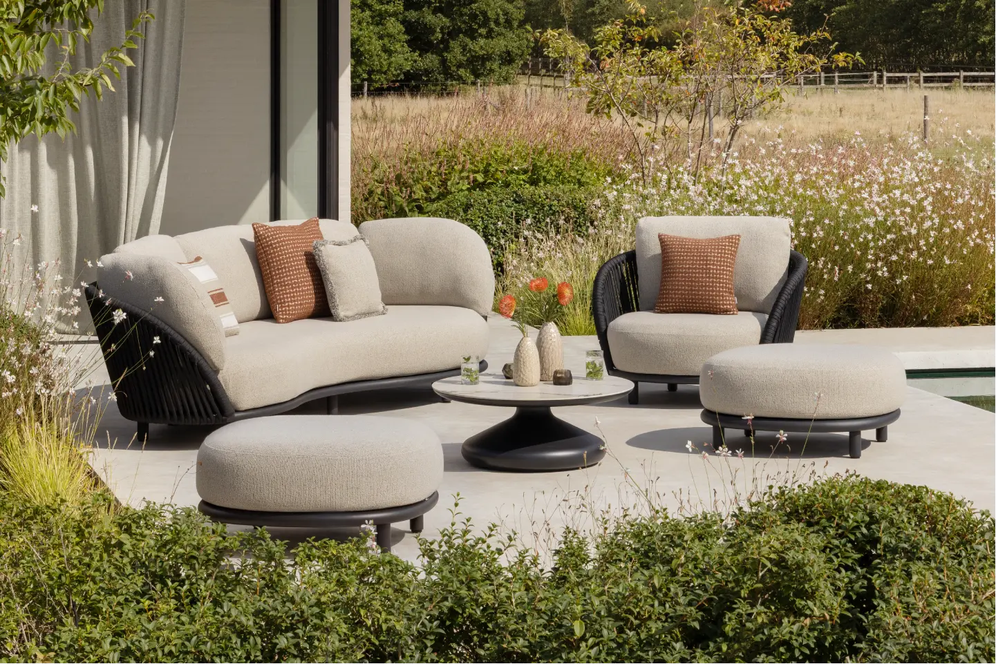 Zomers terras met Lupino loungeset van Bristol à la carte door Exterioo tuinmeubelen