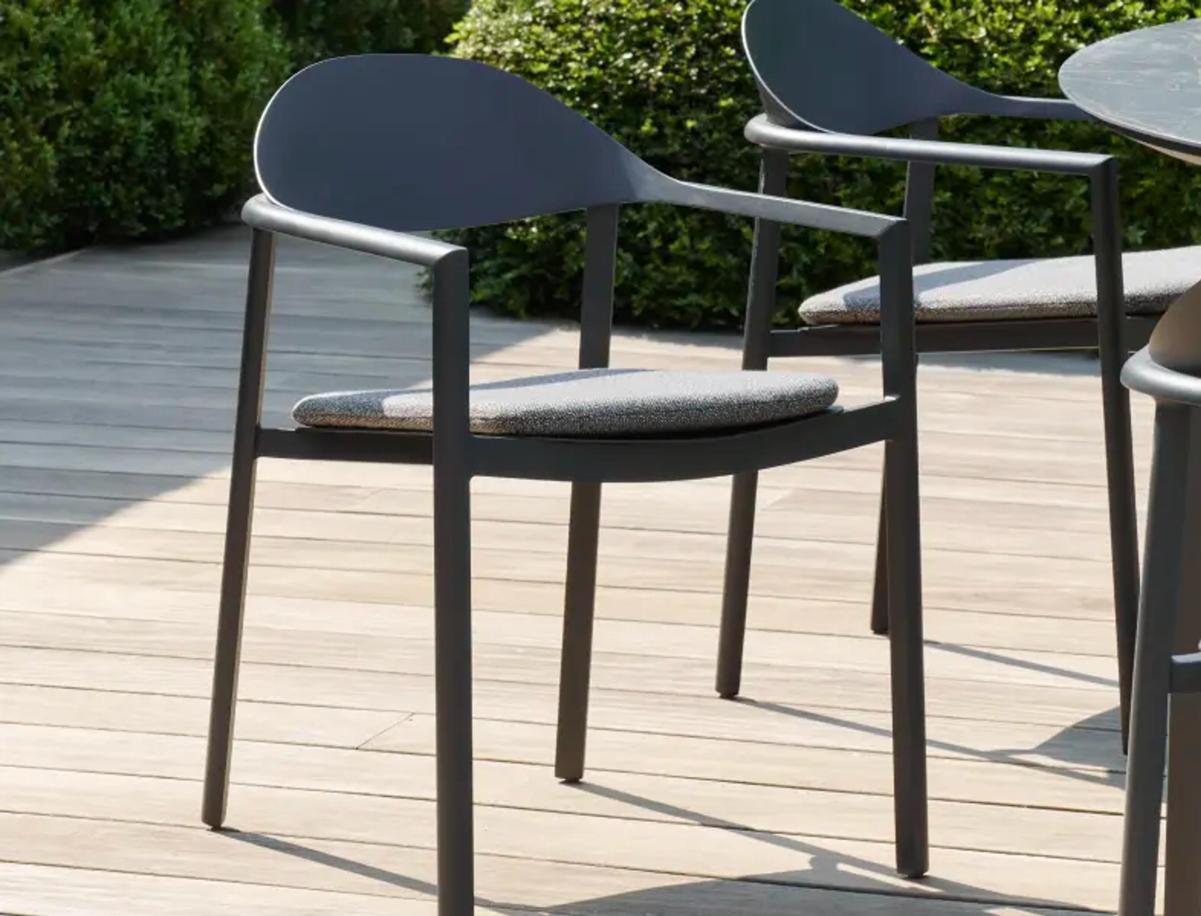 Une chaise de jardin en aluminium noir sur une terrasse ensoleillée