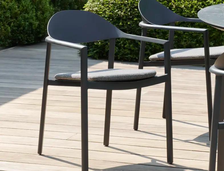 Une chaise de jardin en aluminium noir sur une terrasse ensoleillée