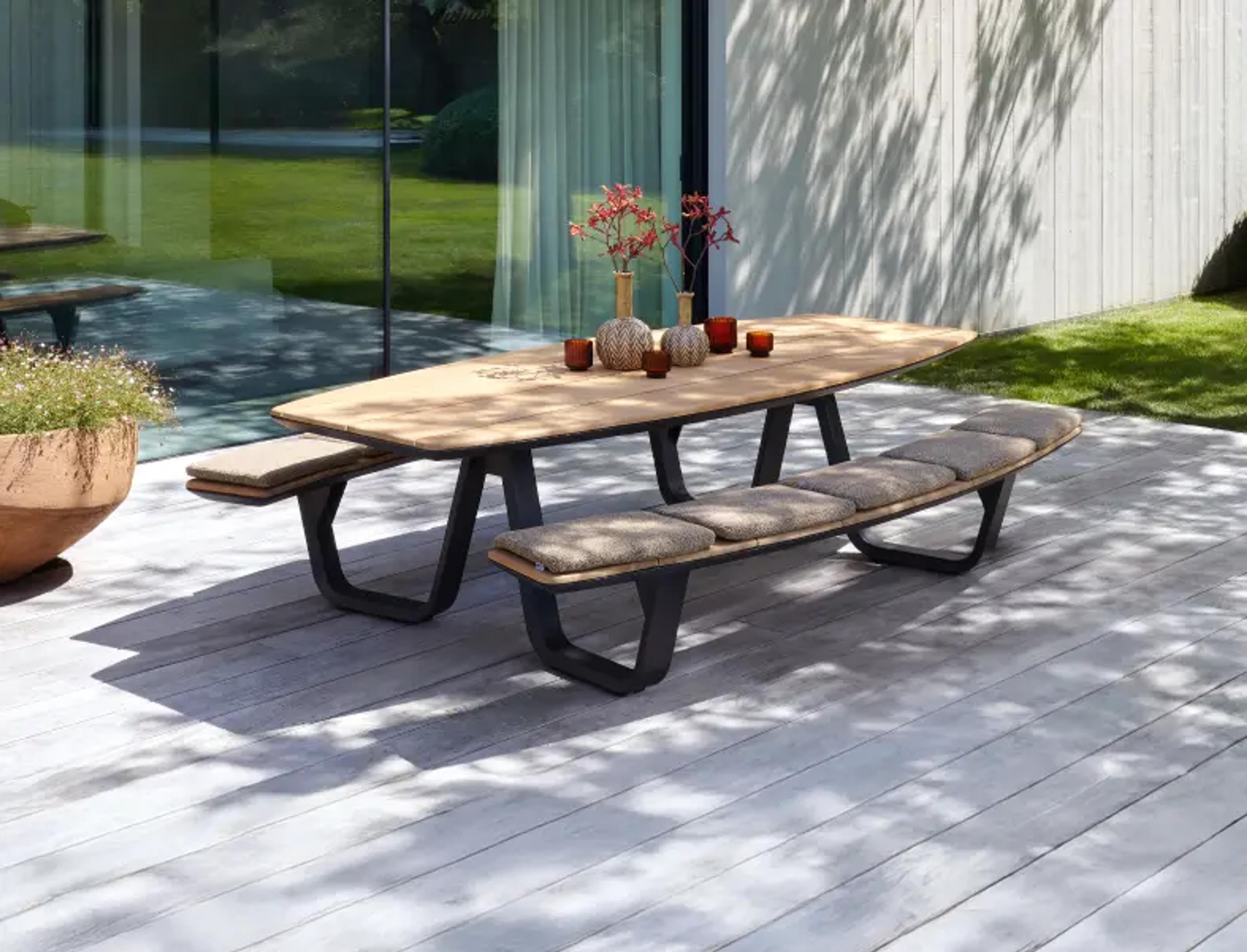 Zomers terras met Forno picknicktafel van Bristol à la carte door Exterioo tuinmeubelen