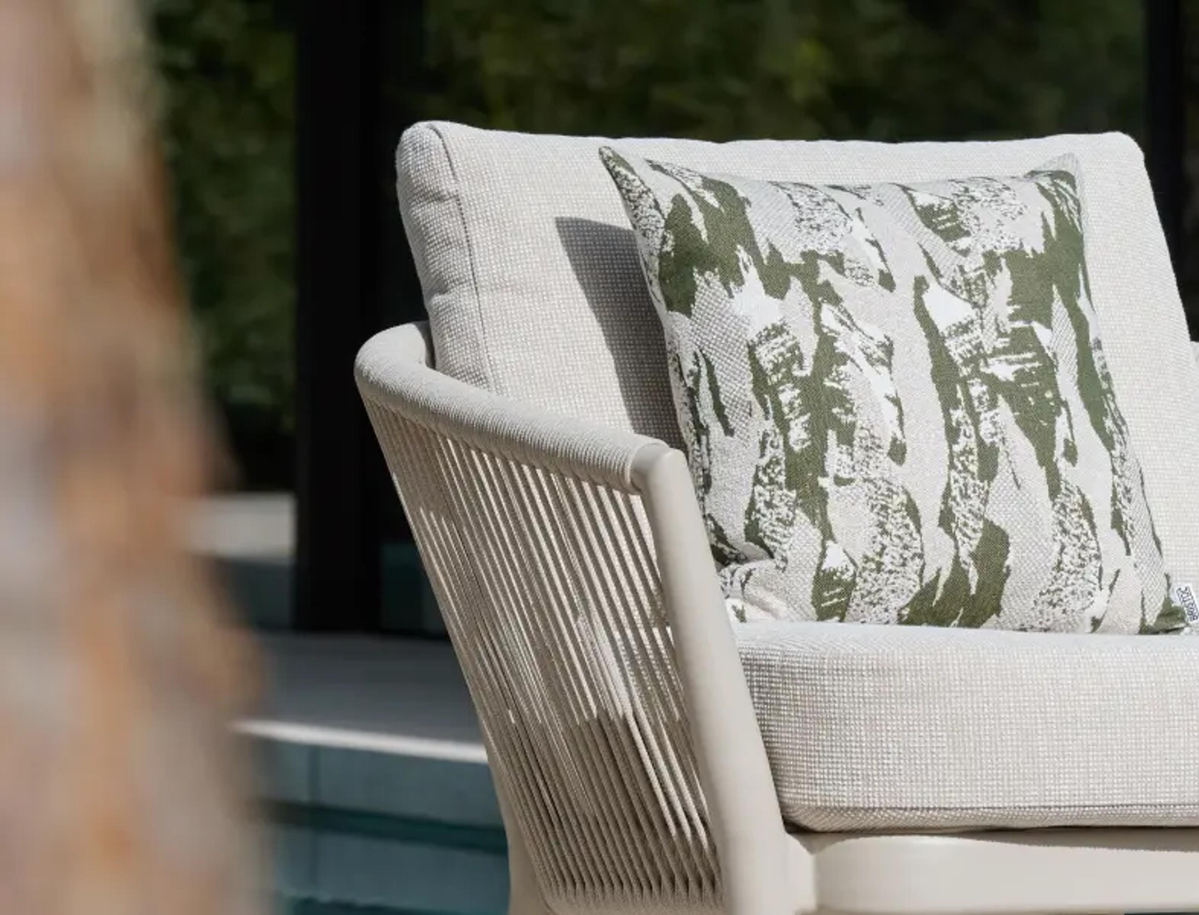 Zomers terras met Orso loungezetel van Bristol à la carte door Exterioo tuinmeubelen