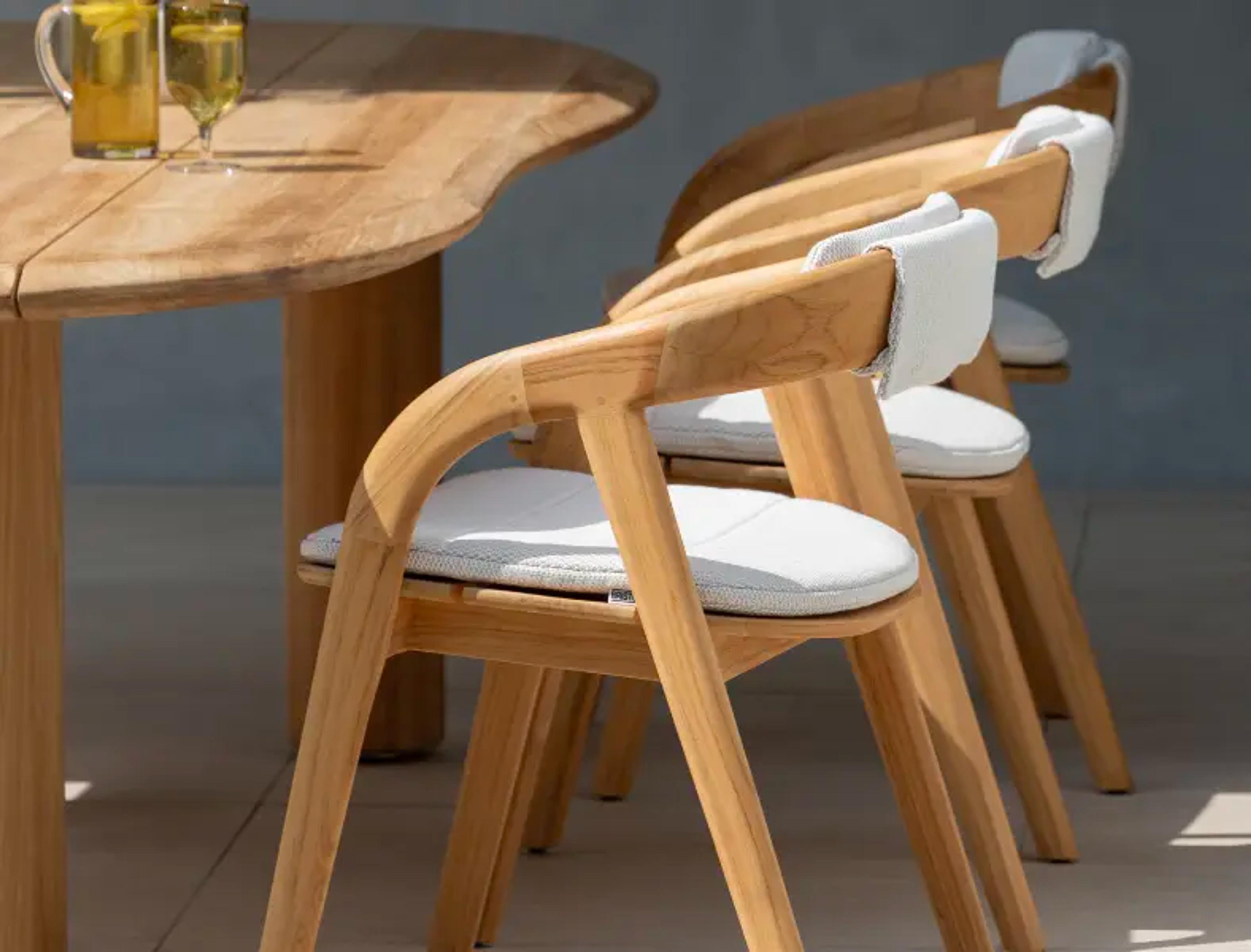 Trois chaises de jardin en teck des meubles de jardin Exterioo