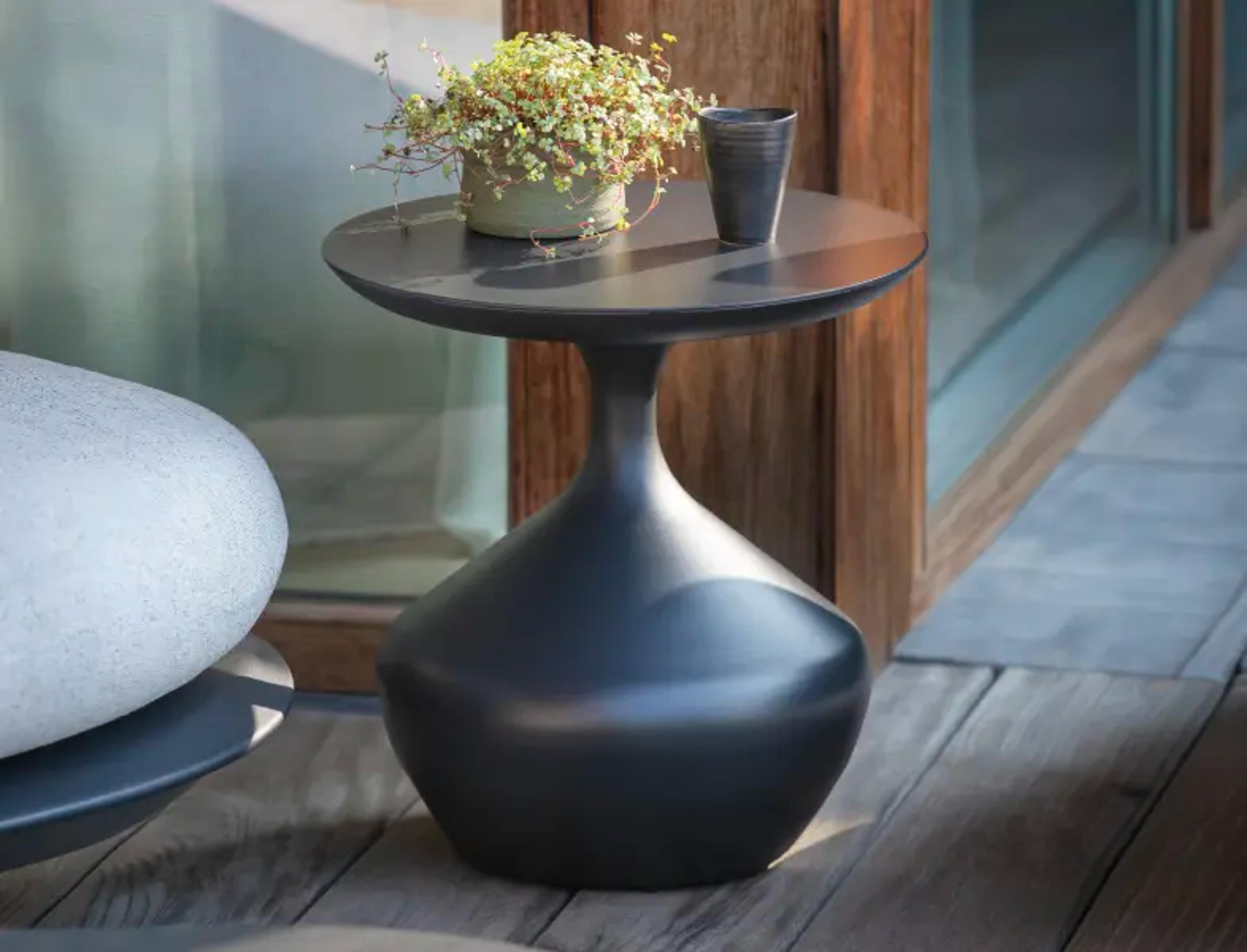 Une table d’appoint Bomero sur une terrasse