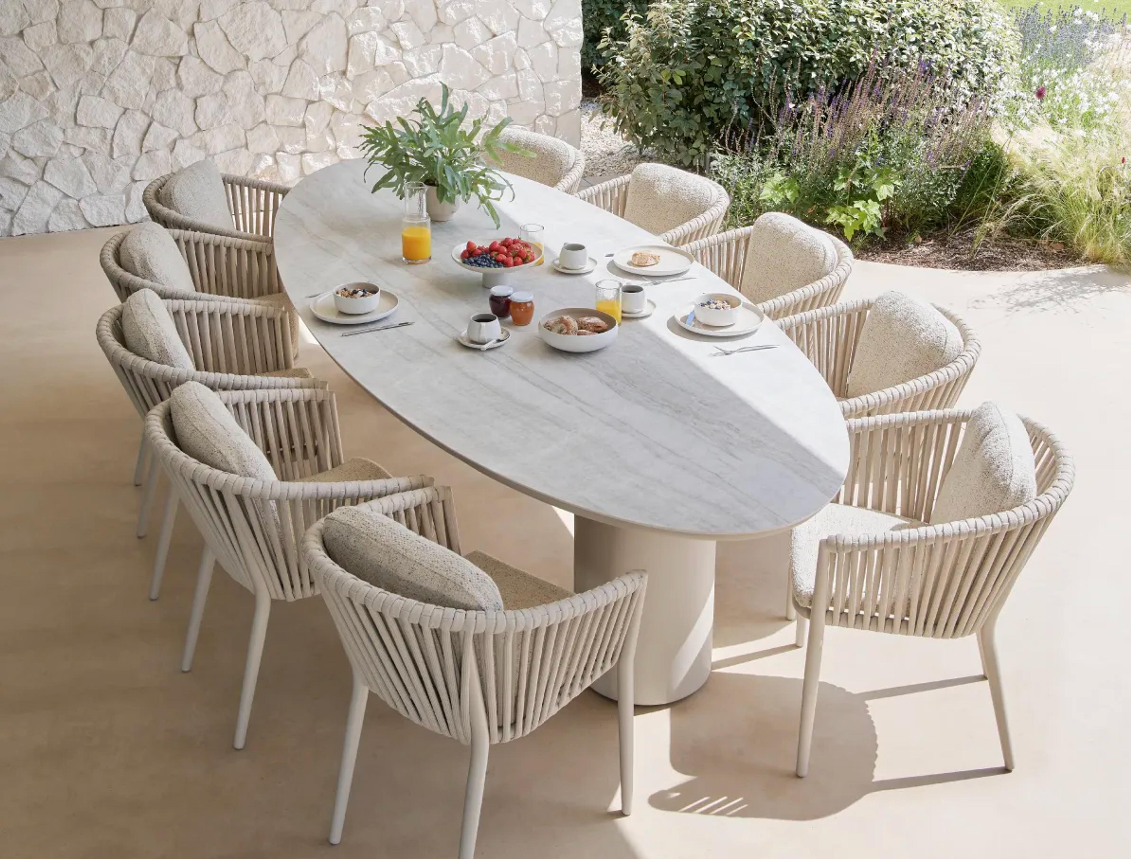 Terrasse estivale avec ensemble de table de jardin Lomo de Bristol à la carte par Exterioo mobilier de jardin.
