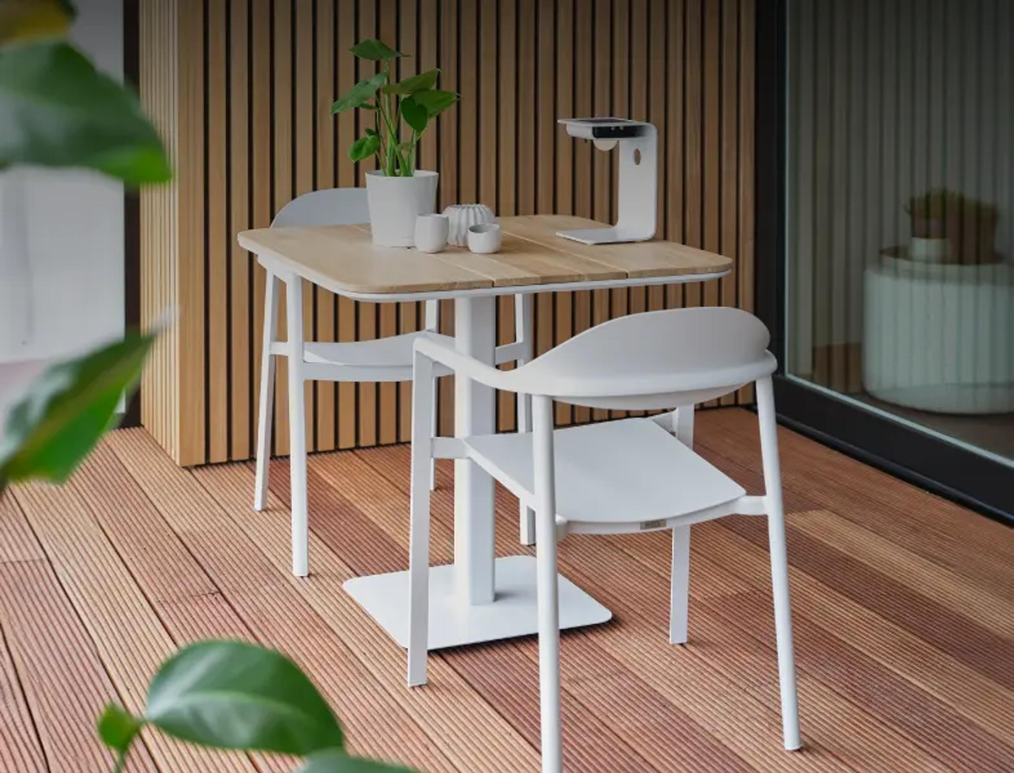 Zomers terras met Fano tuintafelset van Bristol à la carte door Exterioo tuinmeubelen