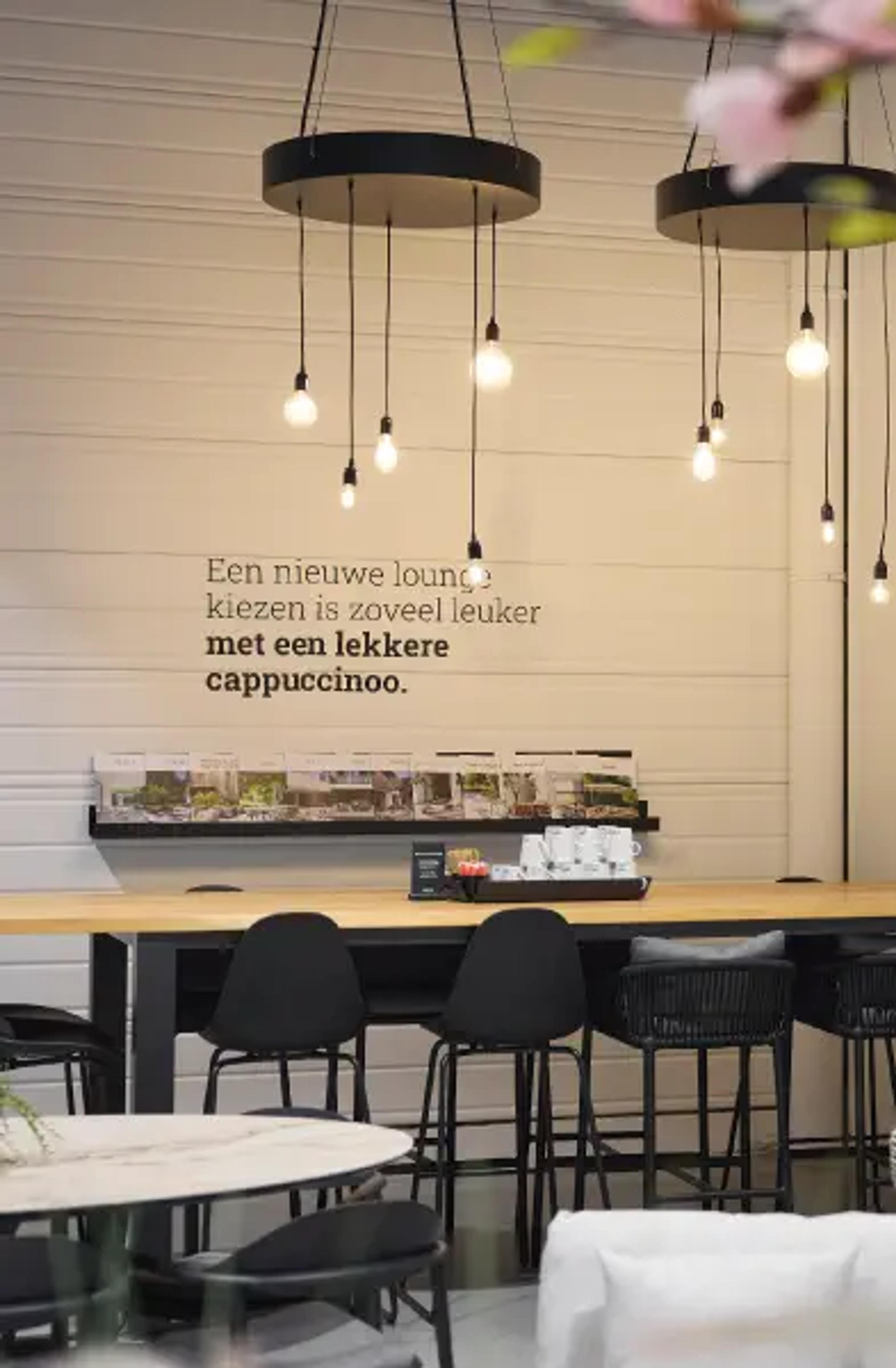 Interieur met koffiecorner van showroom Exterioo Brugge