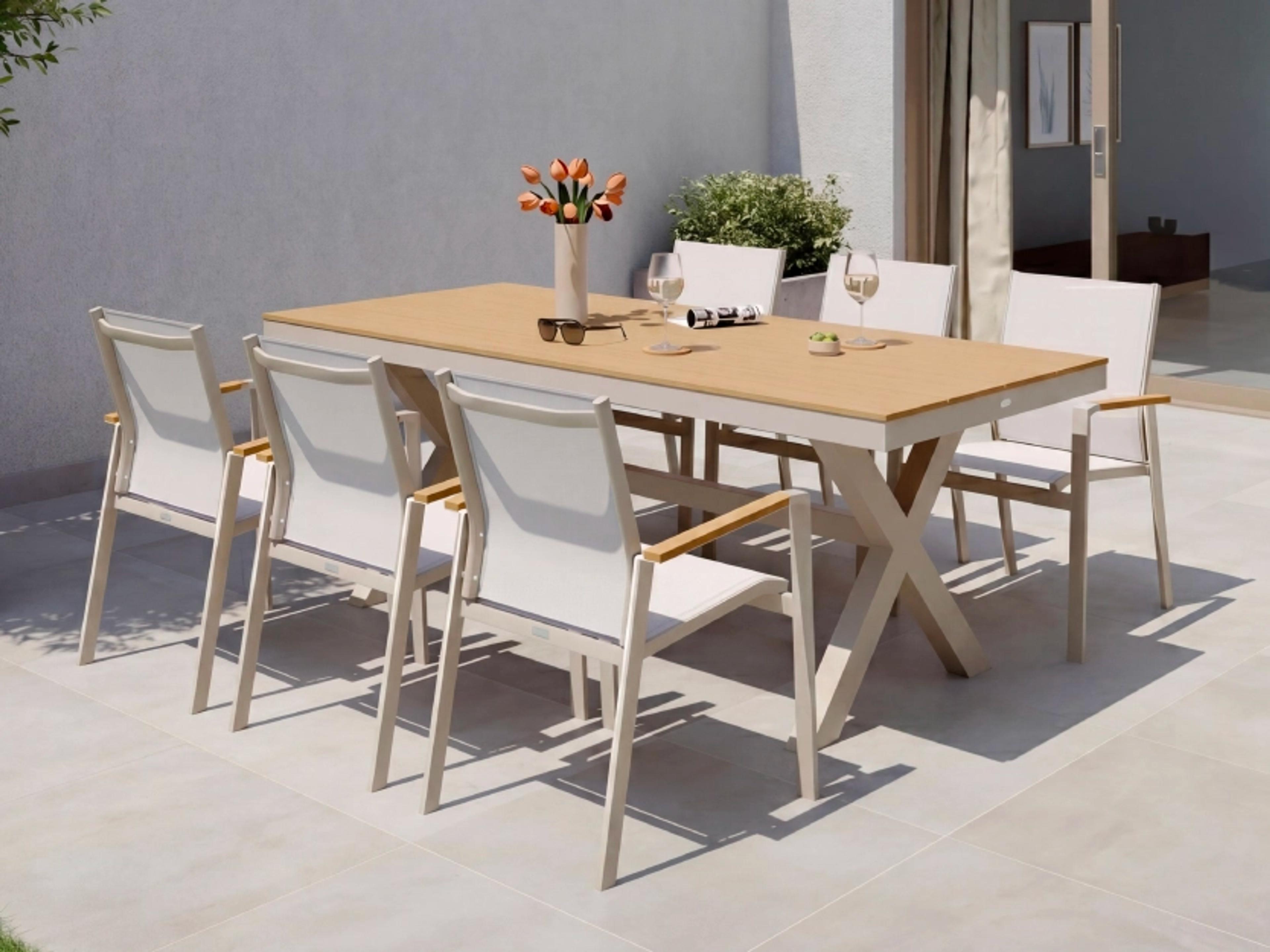 Zomers terras met beige tuinset uit Polywood van Vinci Basics door Exterioo tuinmeubelen