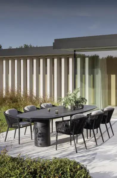 Moderne zwarte tuintafel van Exterioo tuinmeubelen op een terras