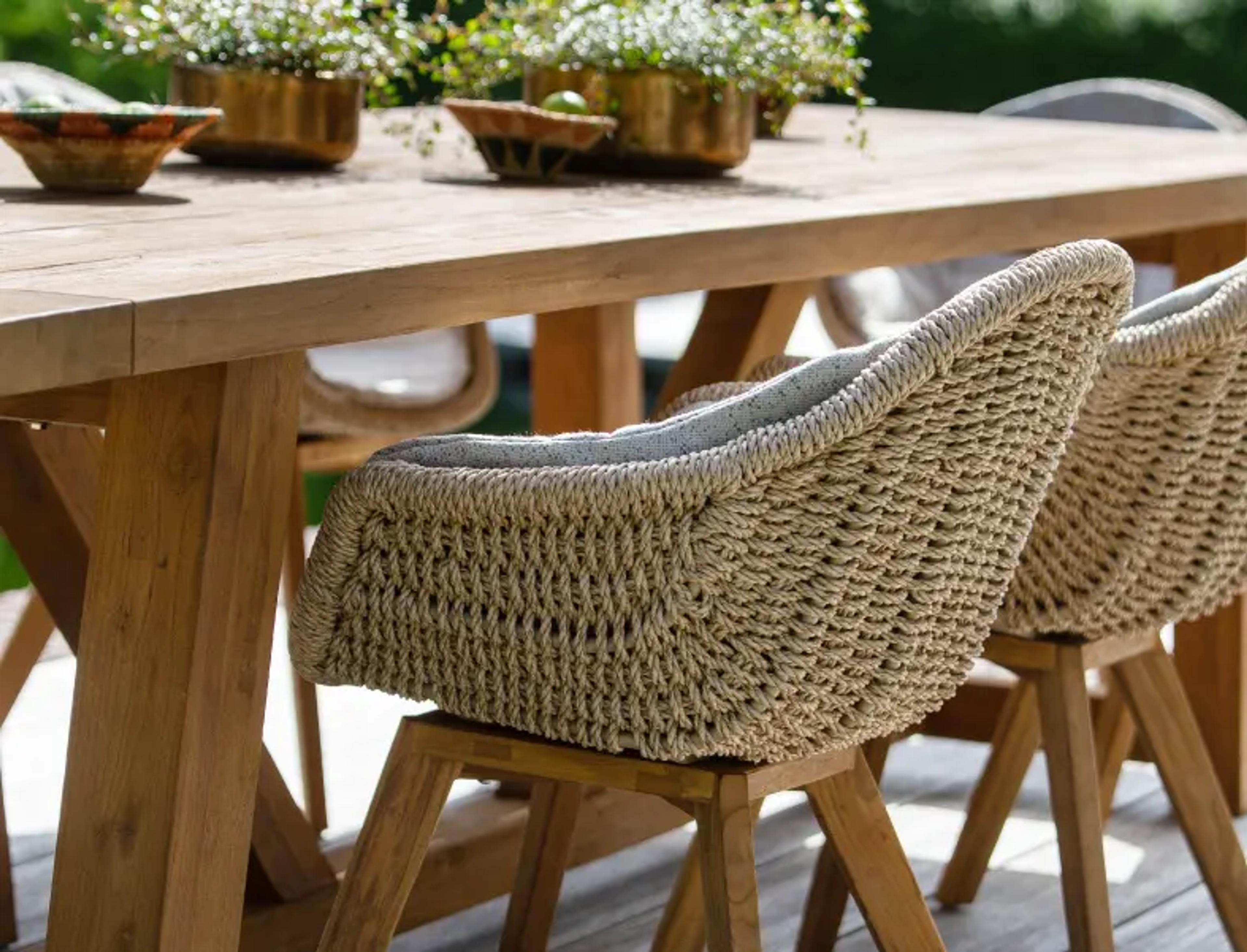 Zomers terras met tafel en tuinstoelen van Bristol à la carte door Exterioo tuinmeubelen