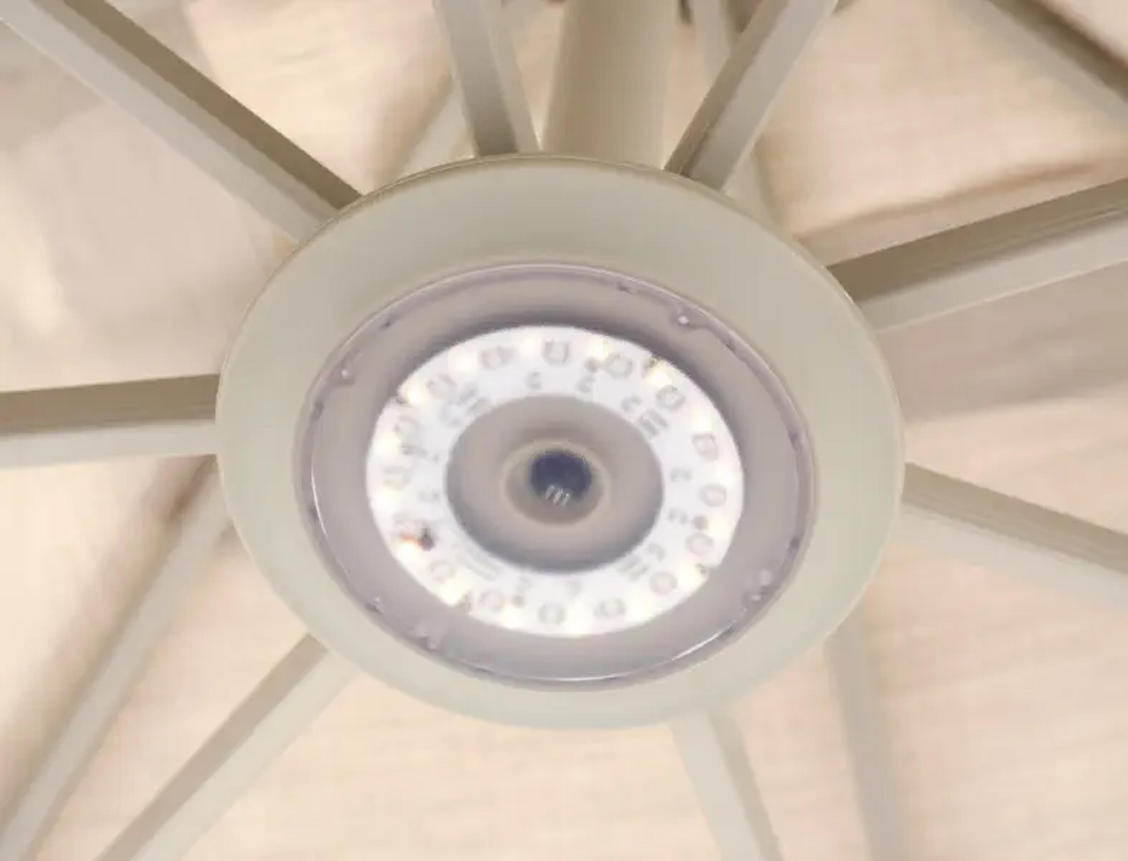 De led-parasolverlichting van exterioo