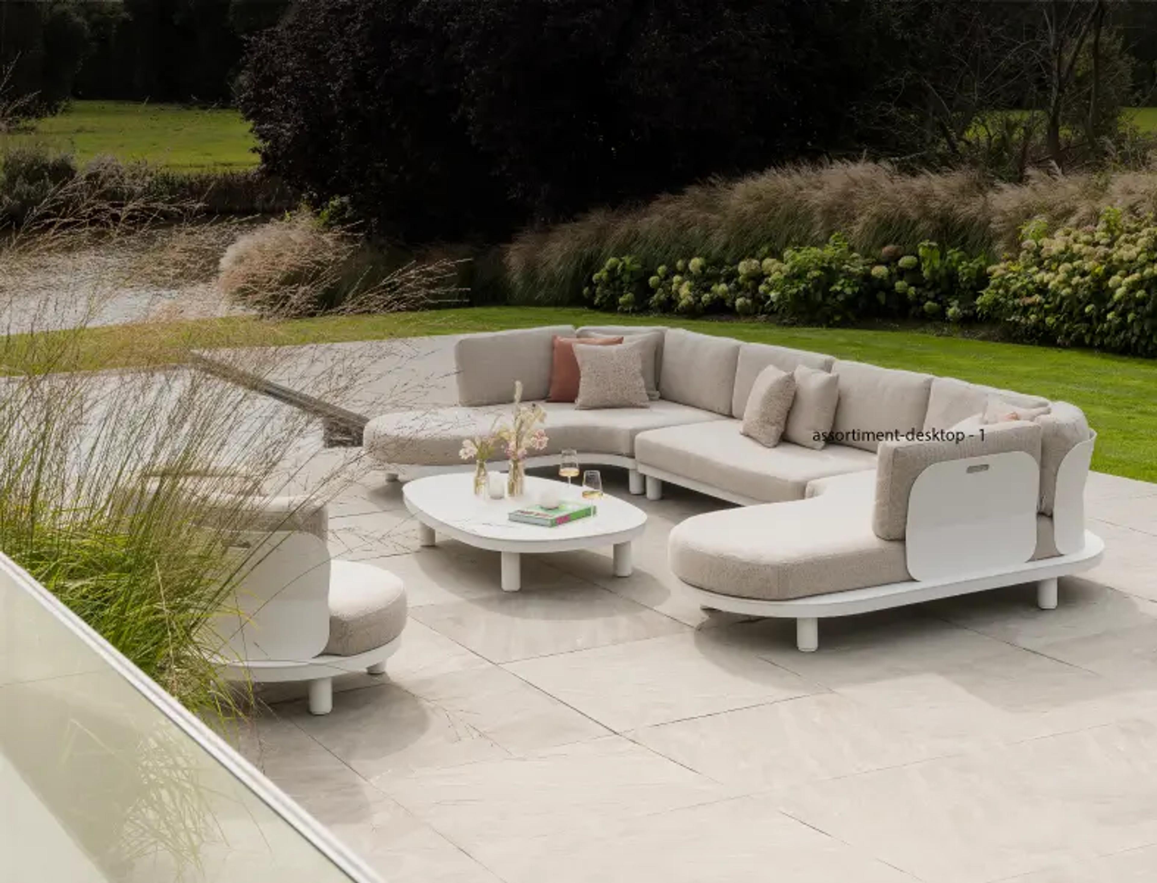 Zomers terras met loungeset van Bristol à la carte door Exterioo tuinmeubelen