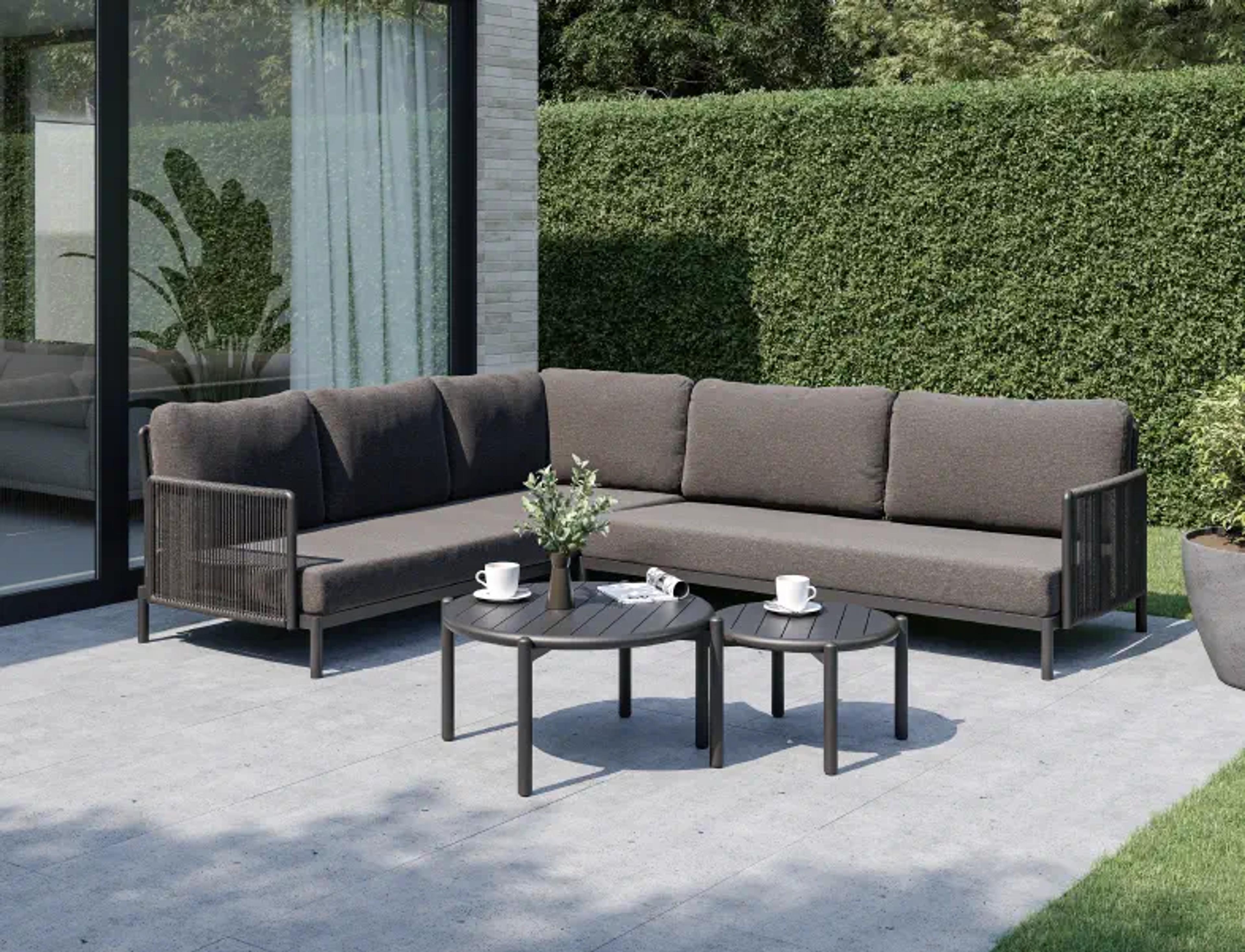 Zomers terras met loungeset van Bristol à la carte door Exterioo tuinmeubelen