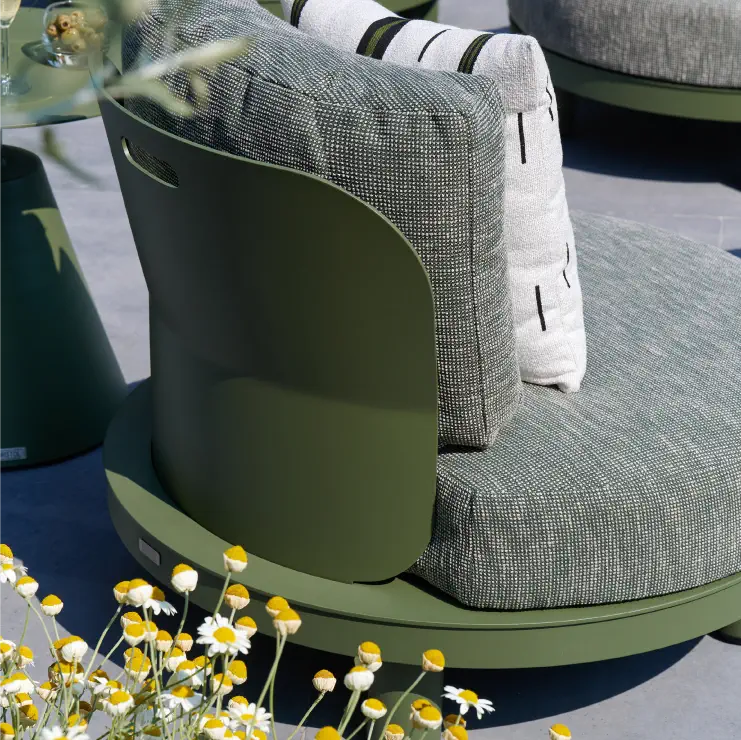 Zomers terras met loungestoel van Bristol à la carte door Exterioo tuinmeubelen