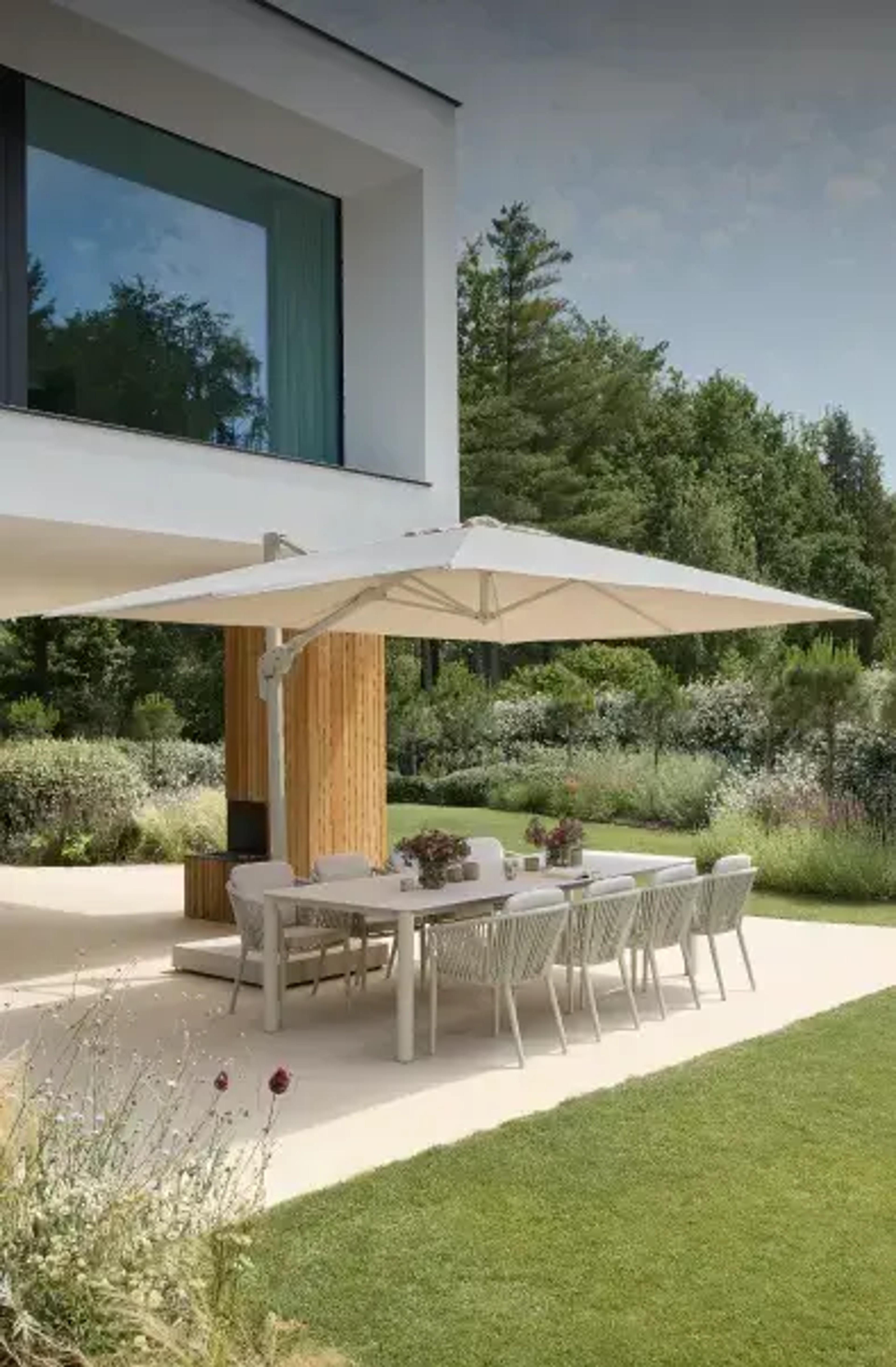 Zweefparasol met tilfunctie in beige aluminium van Exterioo tuinmeubelen op een zonnig terras