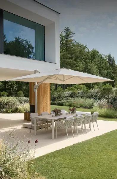 Zweefparasol met tilfunctie in beige aluminium van Exterioo tuinmeubelen op een zonnig terras