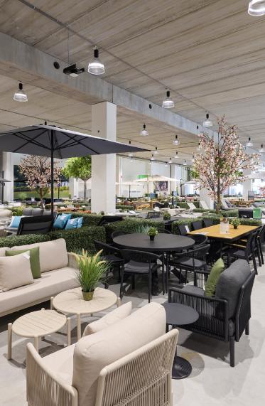 Groot assortiment tuinmeubelen in Exterioo showroom Namen