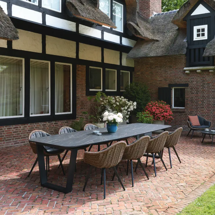 Het terras van Bonmamie uit Knokke off gecreëerd door exterioo tuinmeubelen