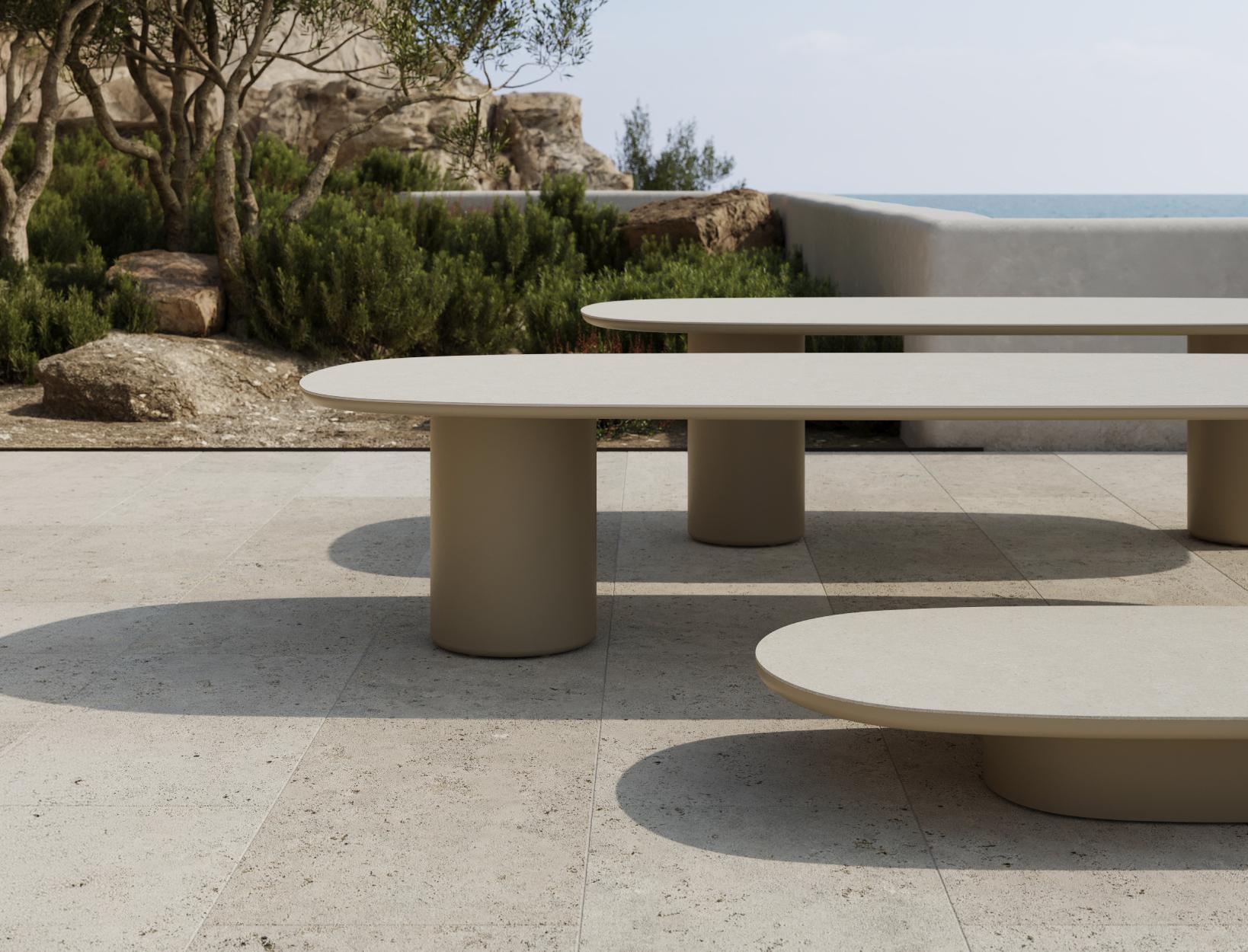 Terras met de drie verschillende tafeltypes van Amico; dining, low dining en lounge