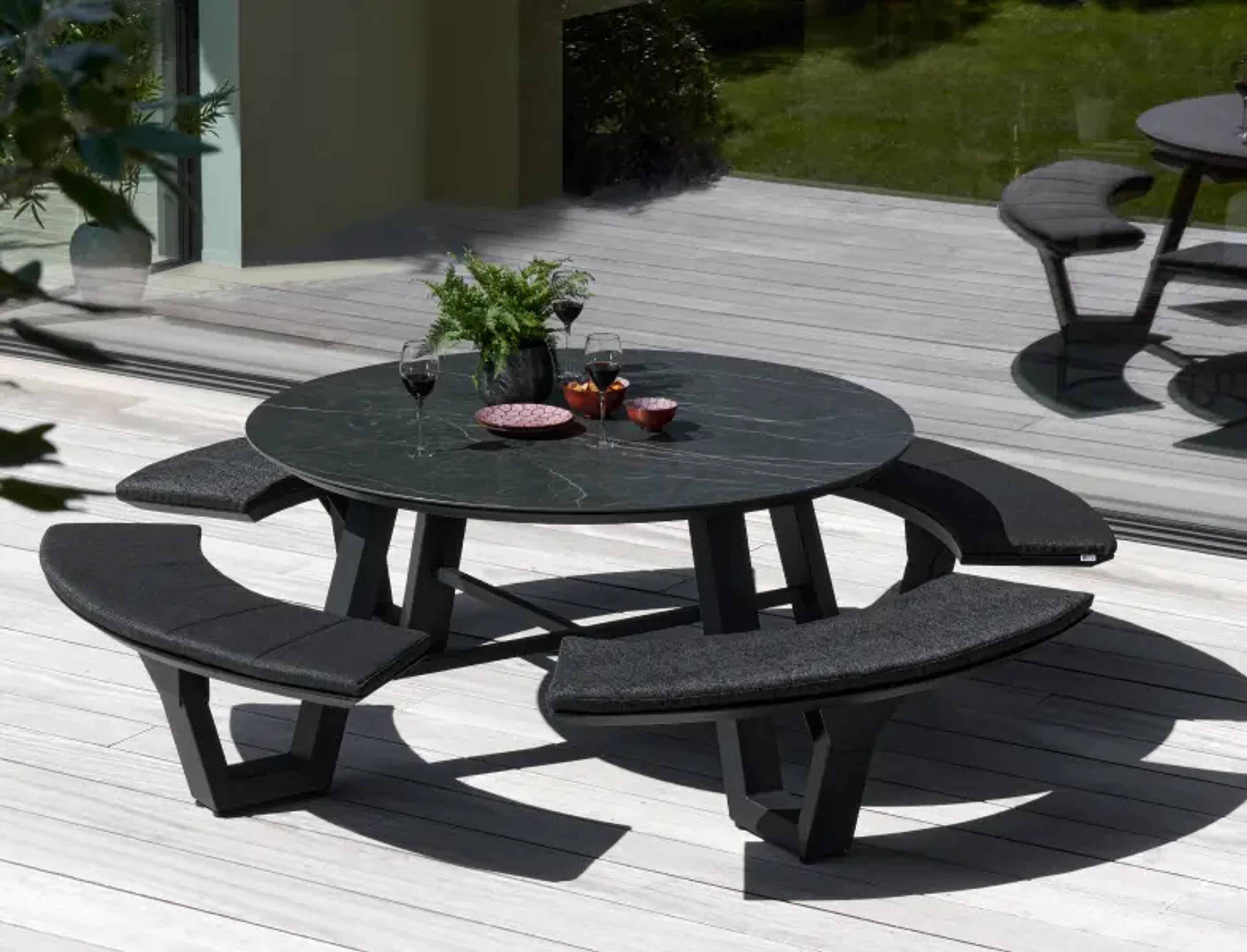 Zomers terras met Rondino picknicktafel van Bristol à la carte door Exterioo tuinmeubelen