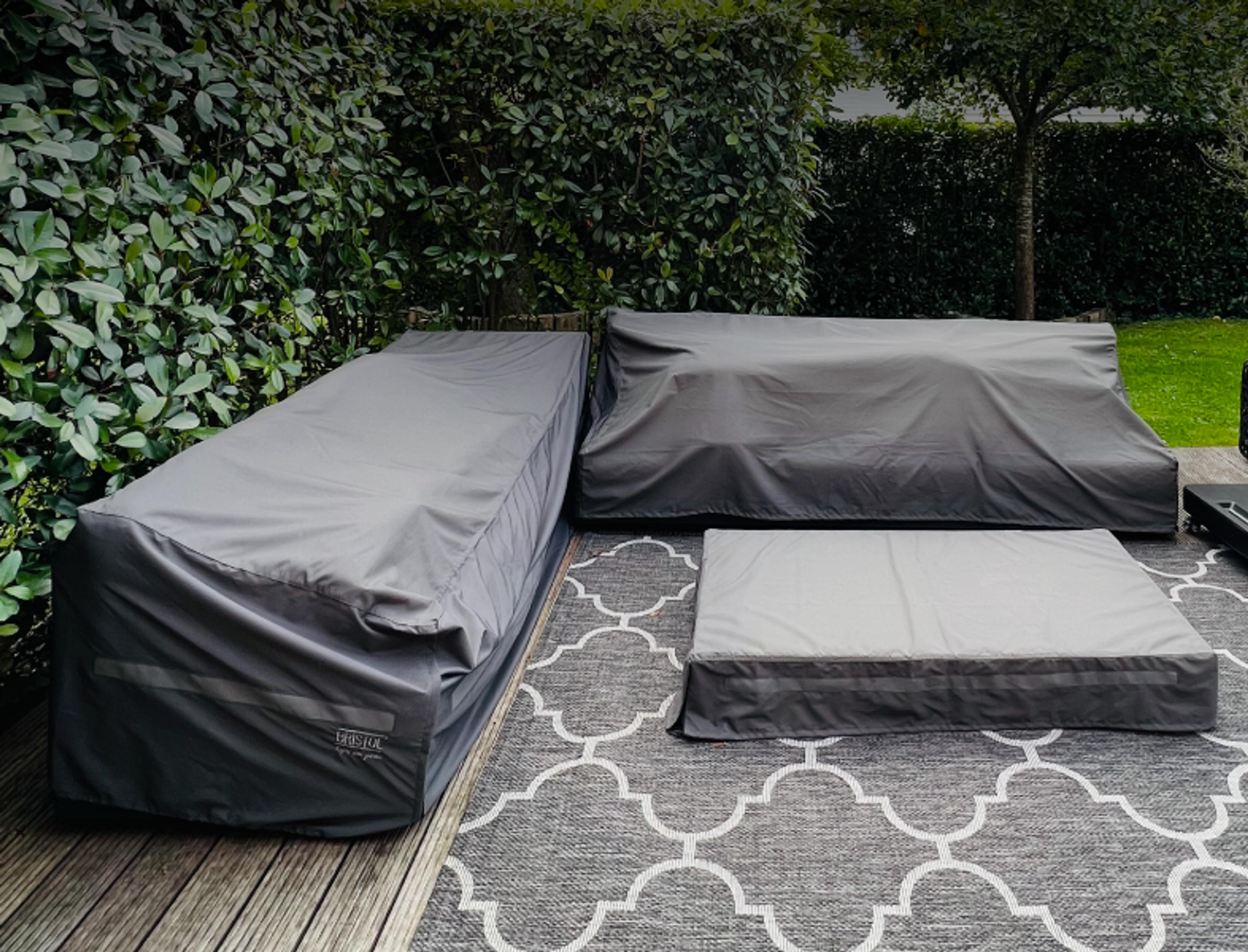 Ingerichte tuin met loungeset en beschermhoes van Bristol à la carte door Exterioo tuinmeubelen
