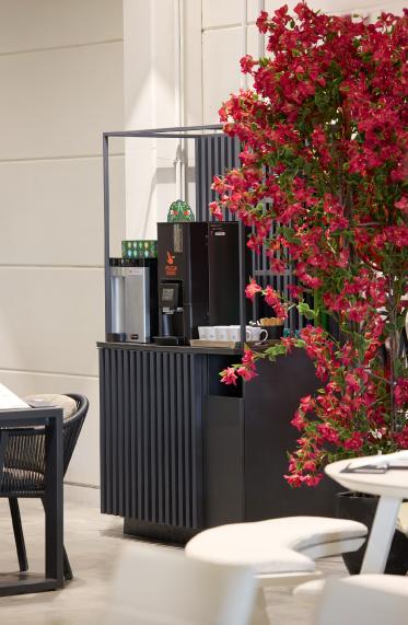 Groot assortiment tuinmeubelen in showroom Exterioo Lochristi