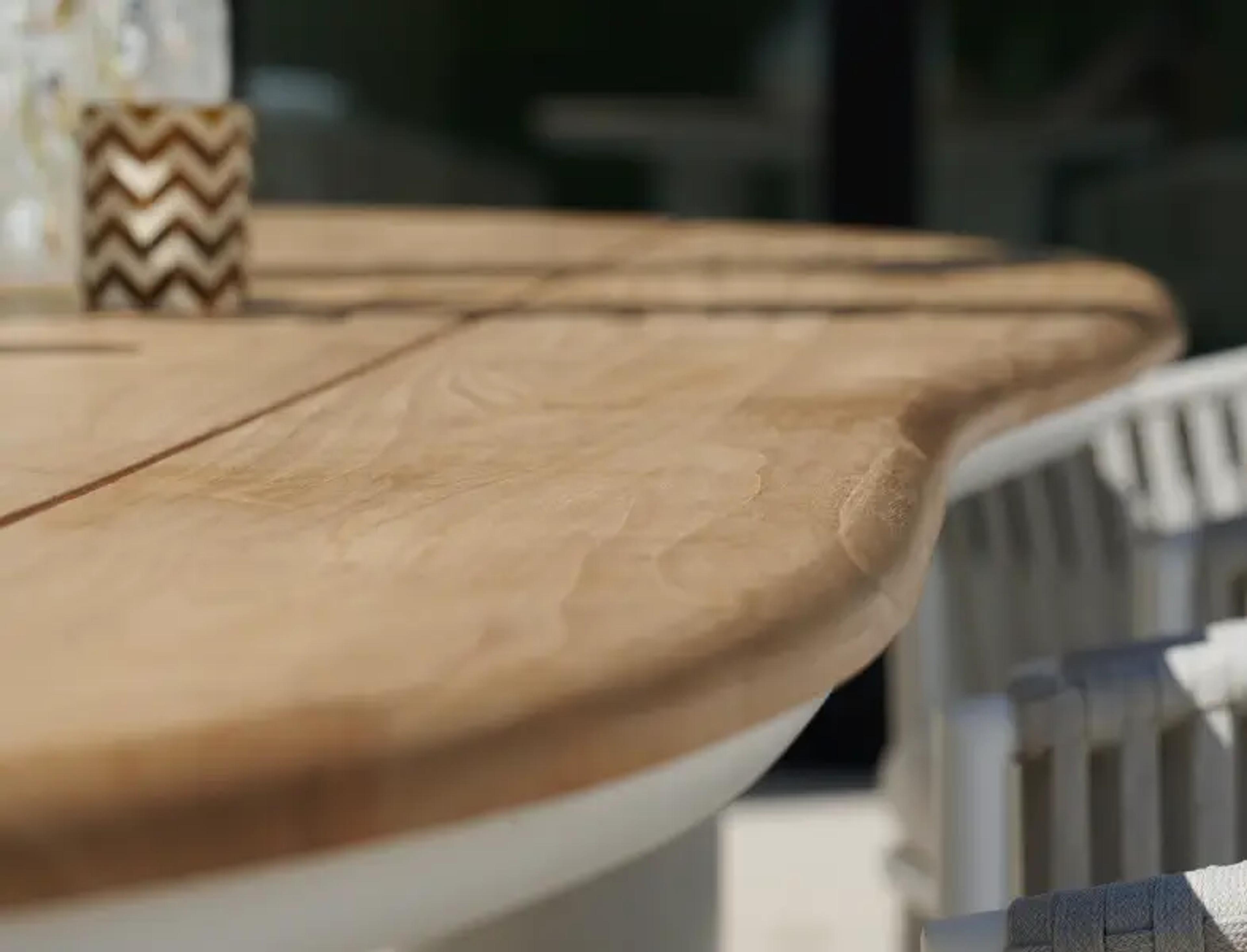 Detailfoto van tuintafel uit teak van Bristol à la carte door Exterioo tuinmeubelen