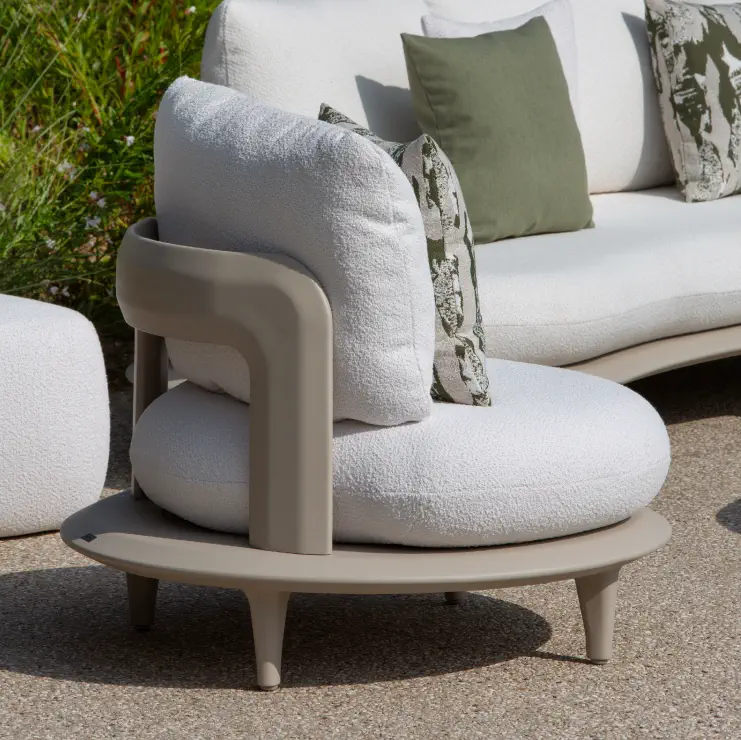 Detailfoto van beige loungeset van Bristol à la carte door Exterioo tuinmeubelen