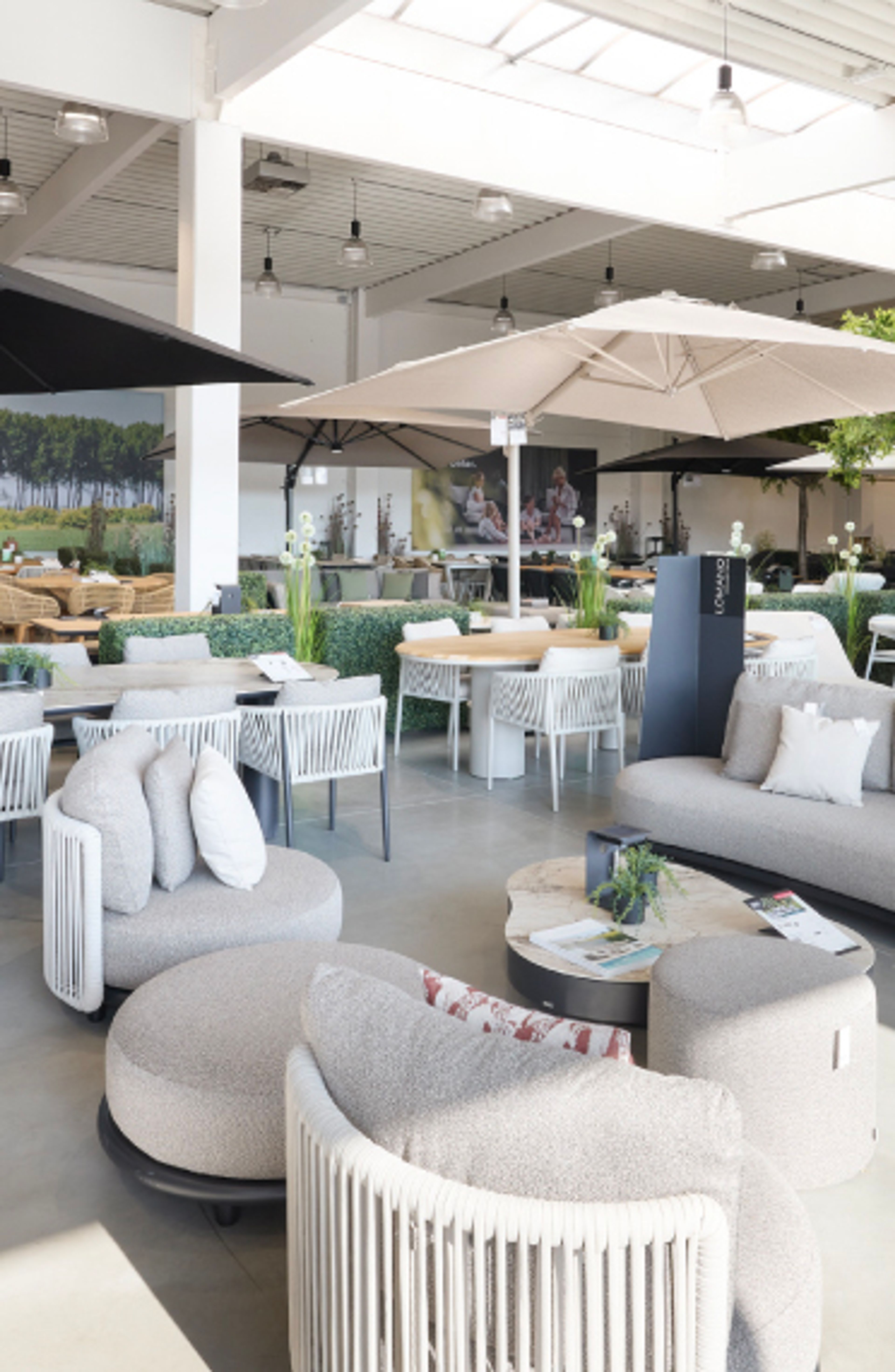 Groot assortiment tuinmeubelen in Exterioo showroom St-Niklaas