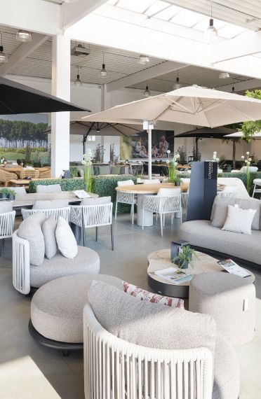 Groot assortiment tuinmeubelen in Exterioo showroom St-Niklaas