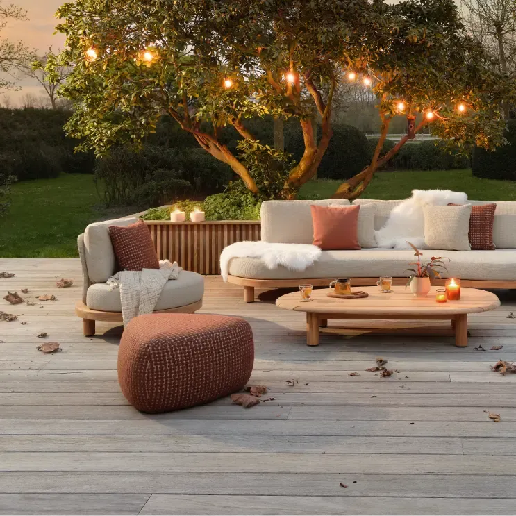 Terras in avondzon met loungeset van Bristol à la carte door Exterioo tuinmeubelen