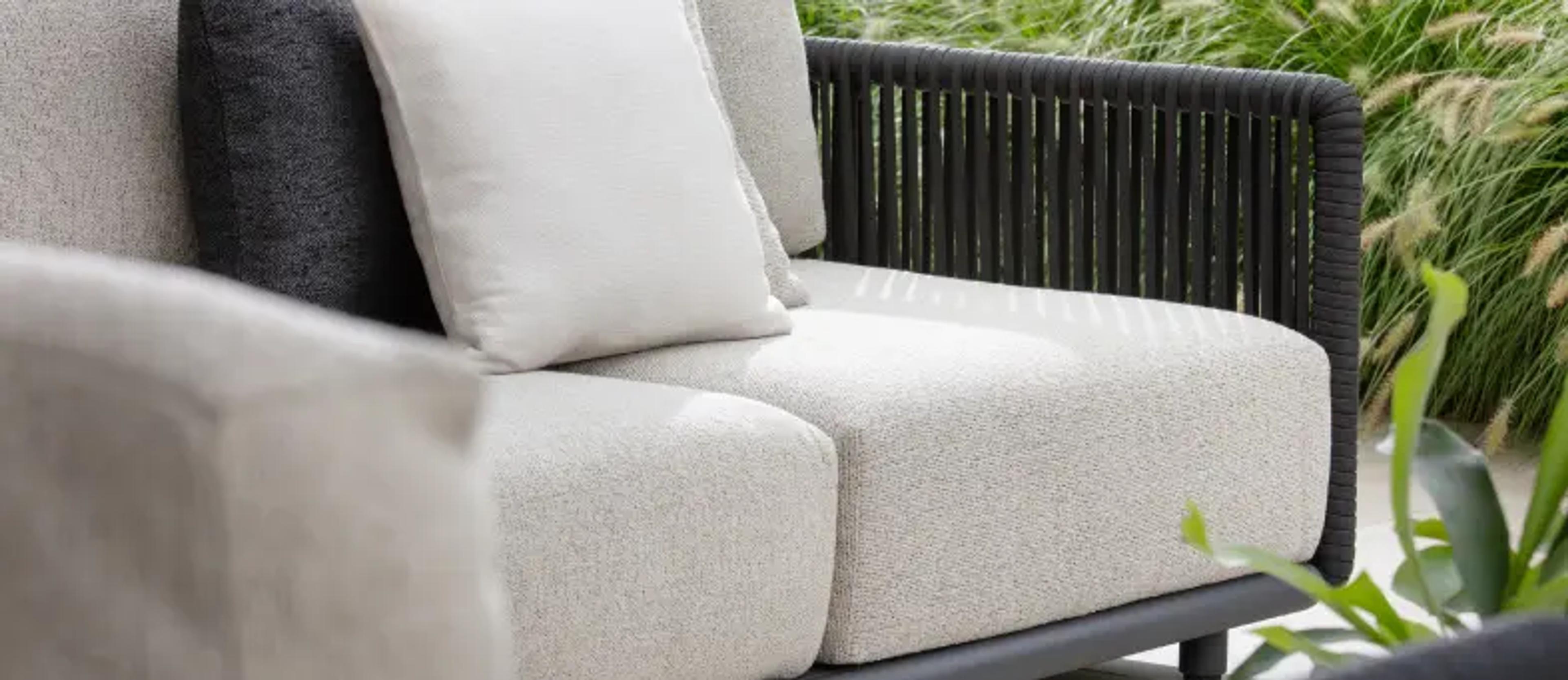 Detailfoto van een lounge met Sunbrella kussens uit rope van Bristol à la carte door Exterioo tuinmeubelen