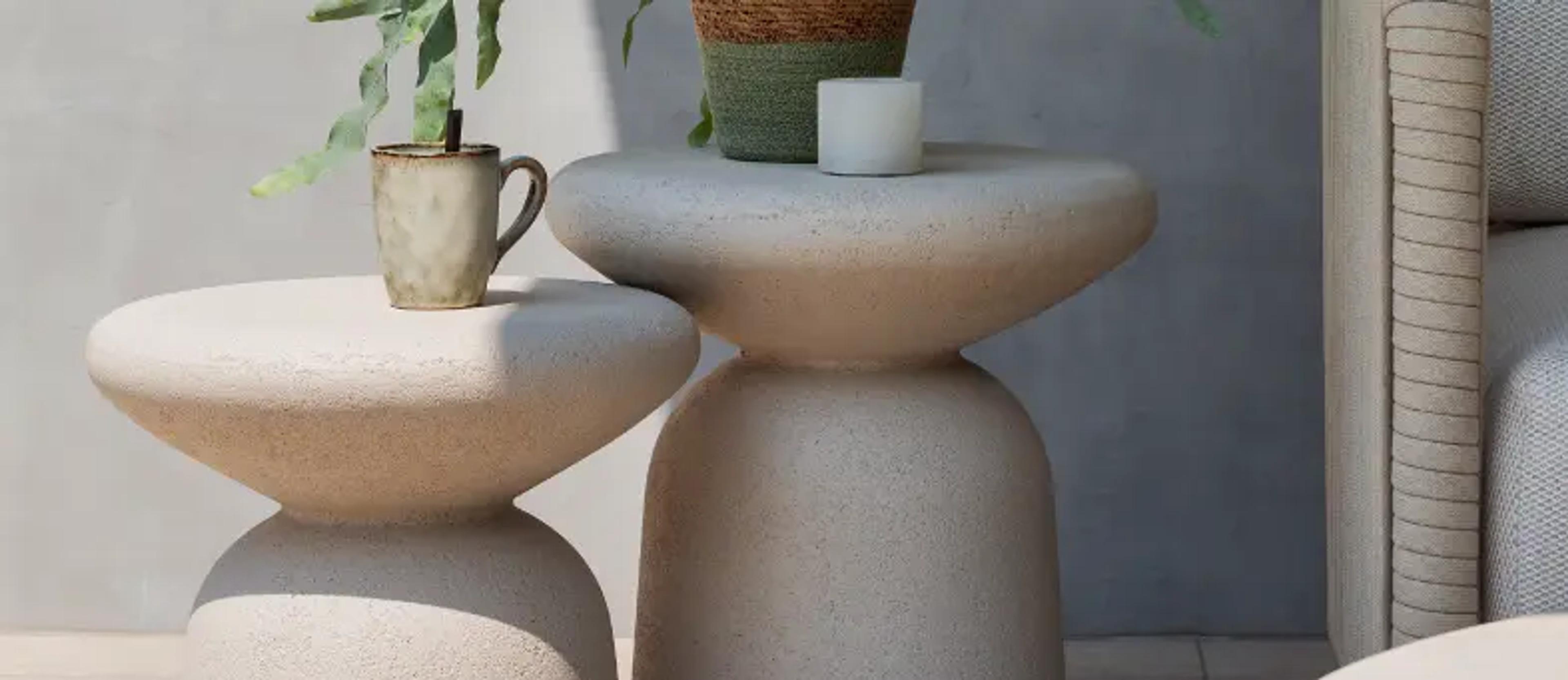 Detailfoto van twee bijzettafels uit beton van Bristol à la carte door Exterioo tuinmeubelen