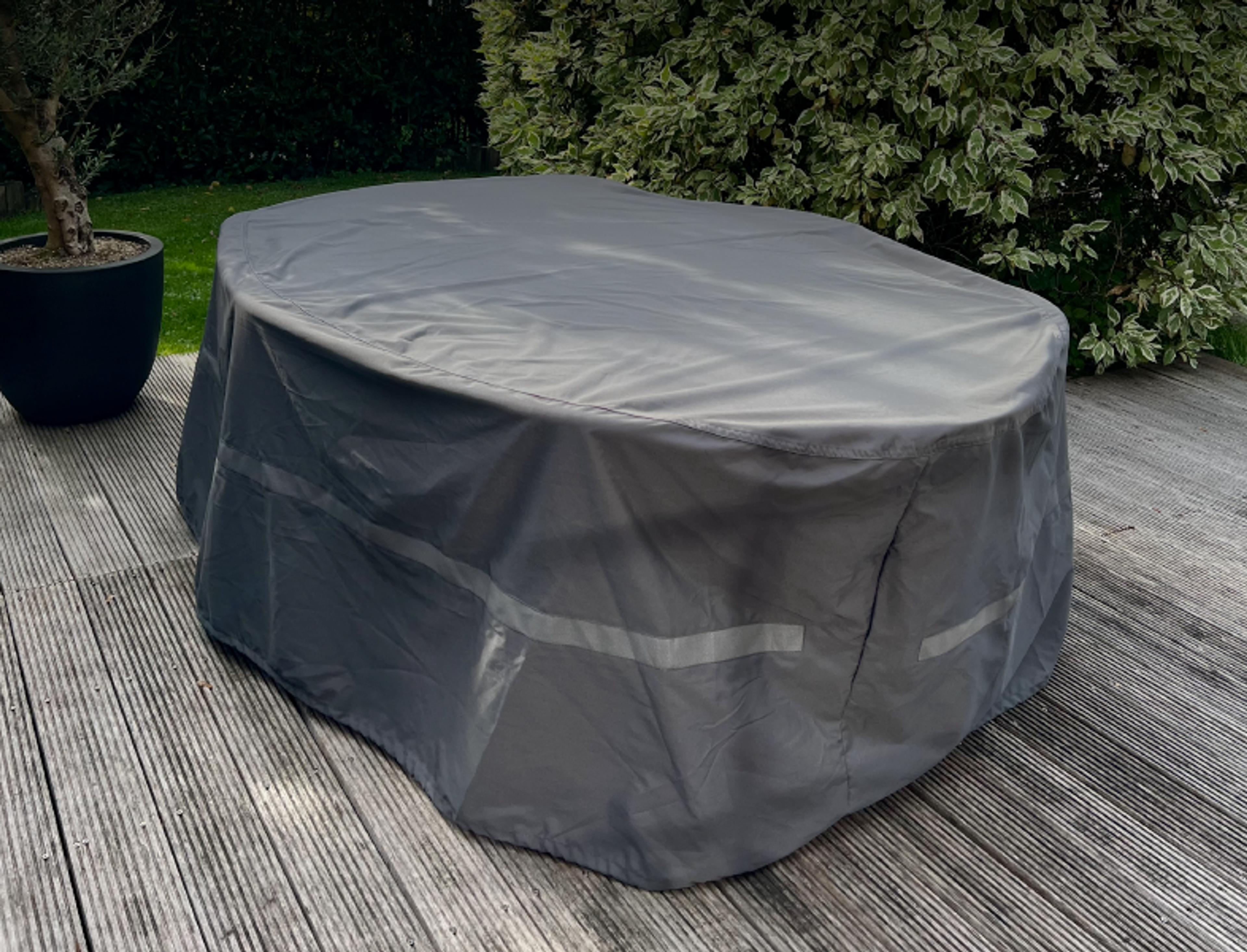 Tuintafel met beschermhoes van Bristol à la carte door Exterioo tuinmeubelen