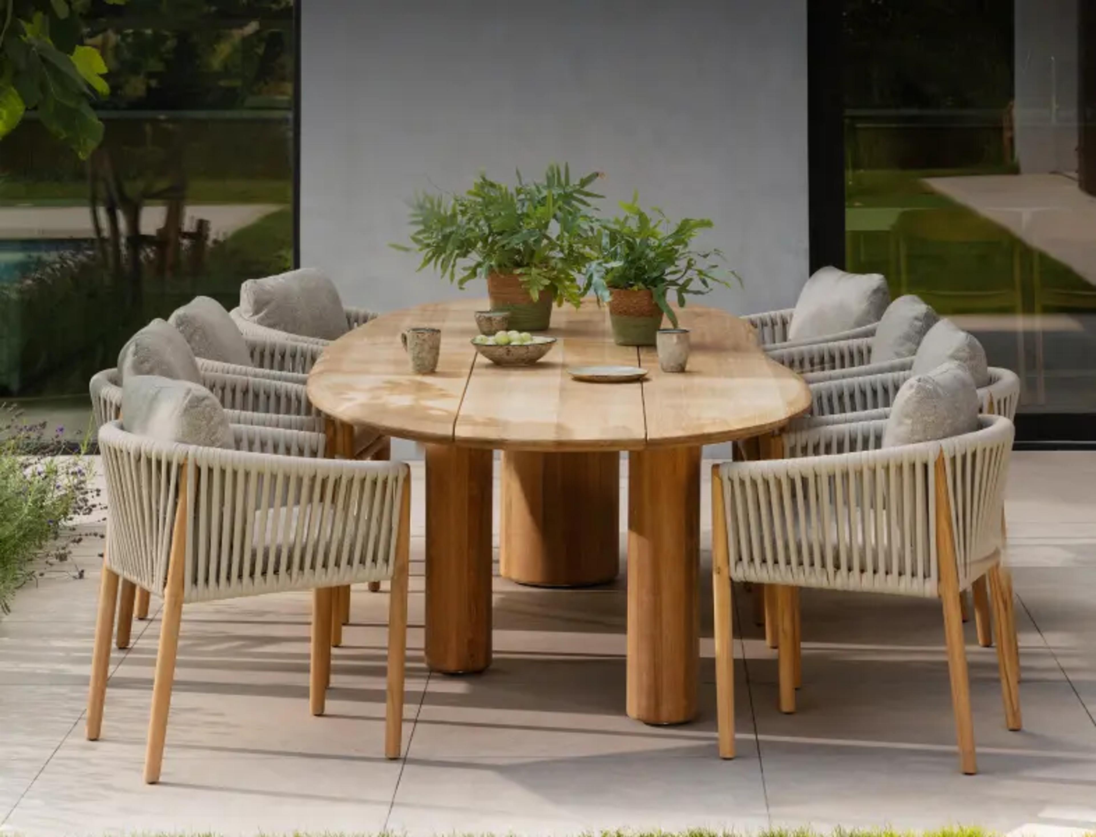 Zomers terras met Organo tuintafelset van Bristol à la carte door Exterioo tuinmeubelen