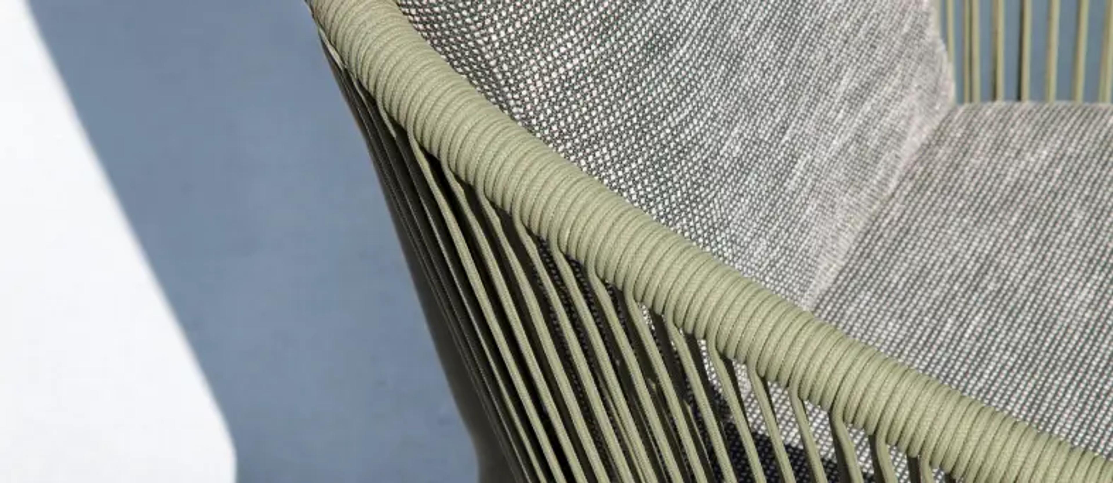 Photo en détail d’une chaise en corde verte « Bristol à la carte » par Exterioo, mobilier de jardin.