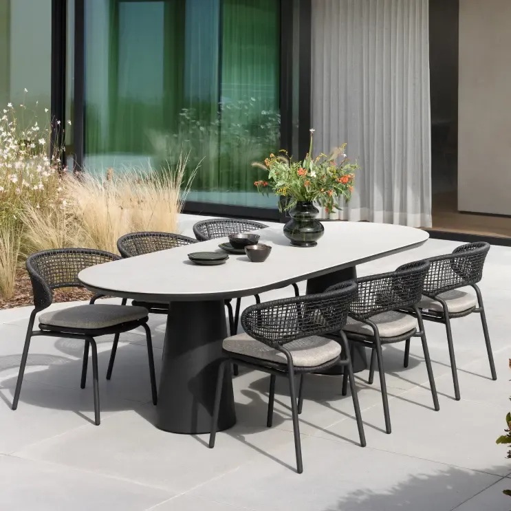 Zomer terras met tuintafel en stoelen van Bristol à la carte door Exterioo tuinmeubelen