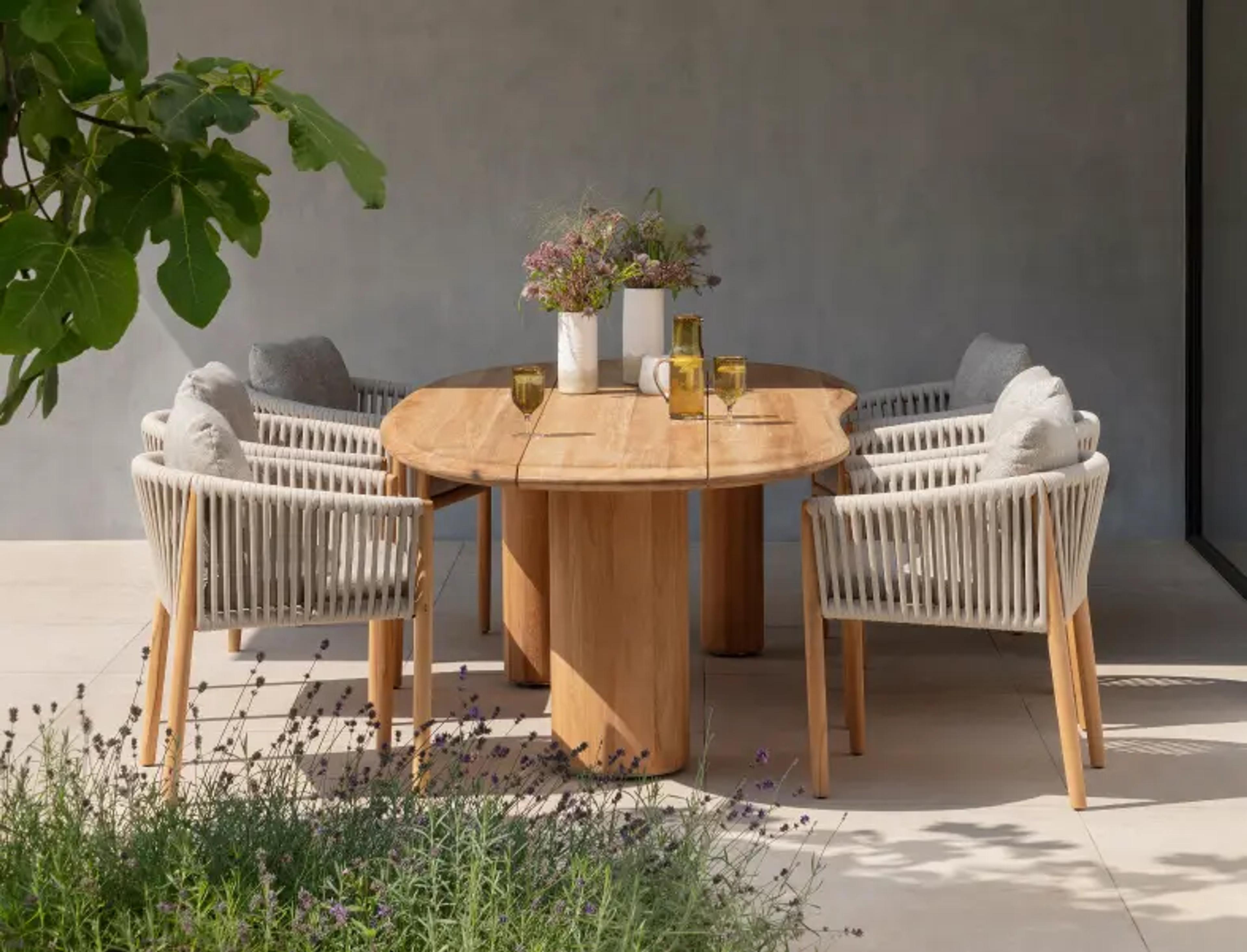 Terrasse estivale avec ensemble de table de jardin Organo de Bristol à la carte par Exterioo mobilier de jardin.