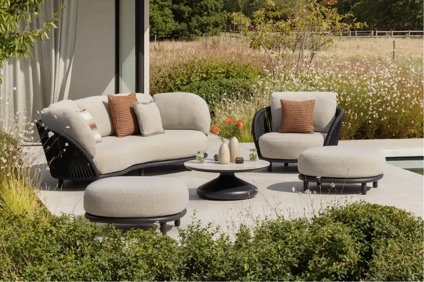 Zomers terras met Lupino loungeset van Bristol à la carte door Exterioo tuinmeubelen