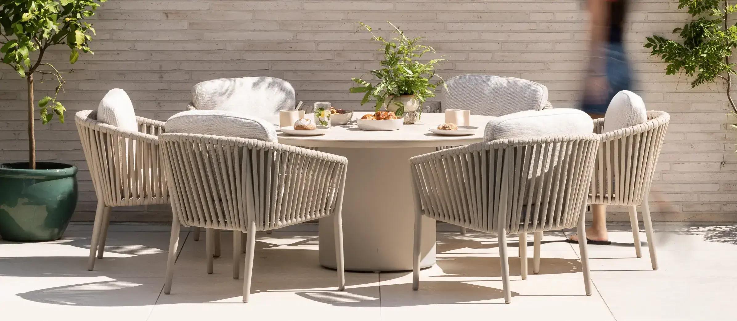 Terrasse estivale avec des fauteuils lounge Orso de Bristol à la carte par Exterioo mobilier de jardin.