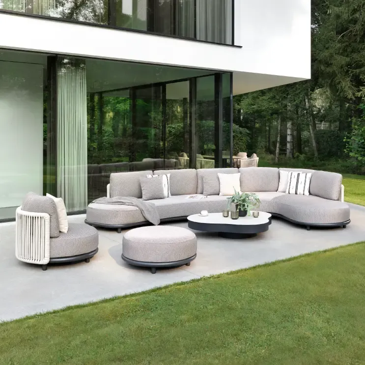 Een zonnig terras met een exterioo lounge