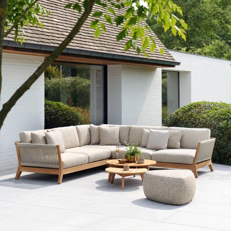 Zomers terras met loungeset van Bristol à la carte door Exterioo tuinmeubelen