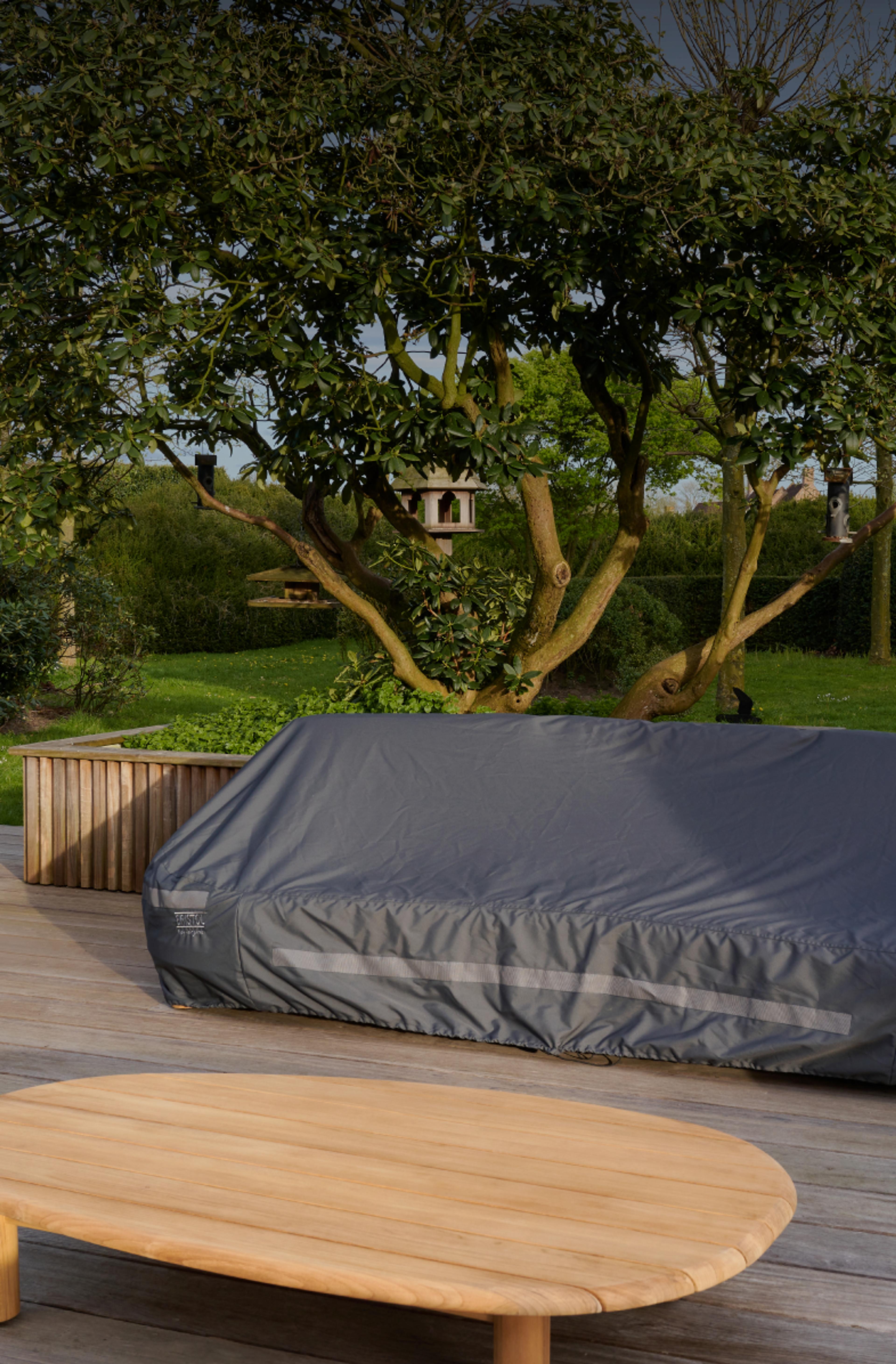 Lounge met beschermhoes van Bristol à la carte door Exterioo tuinmeubelen