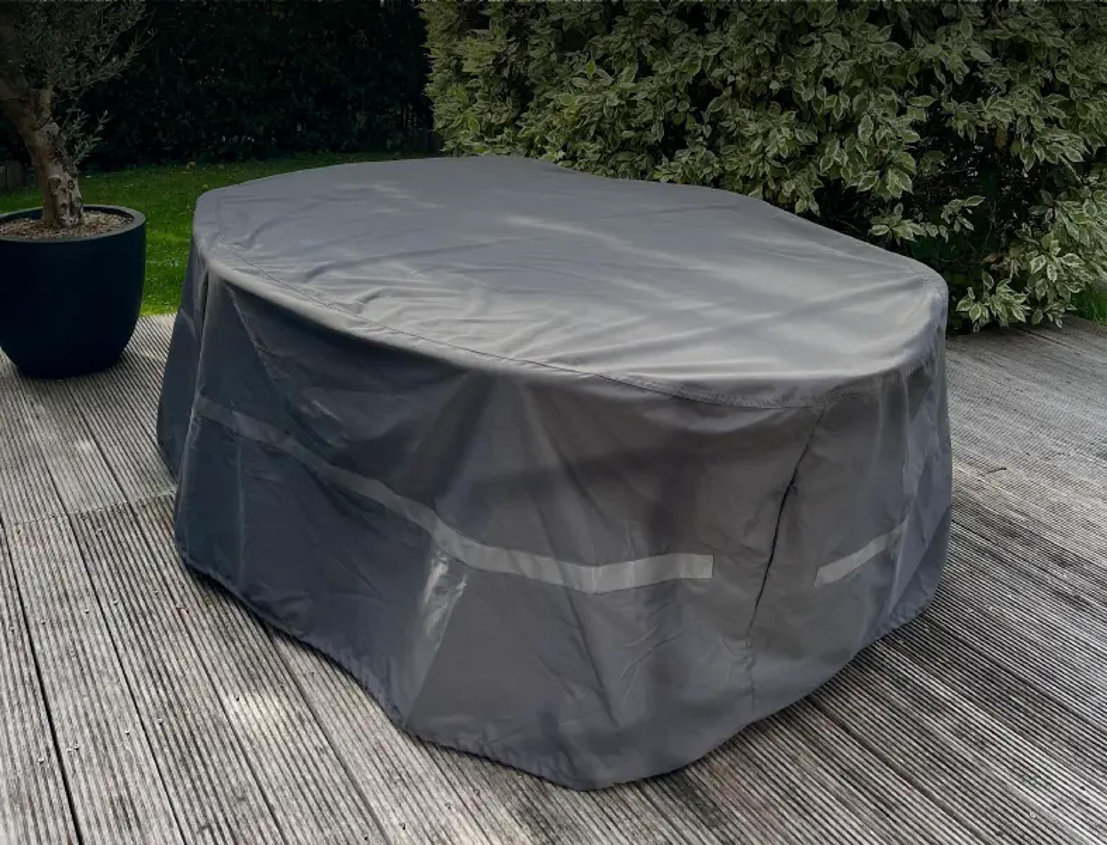 Tuintafel met beschermhoes van Bristol à la carte door Exterioo tuinmeubelen