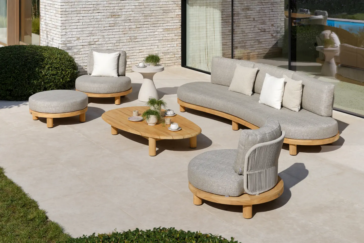 Terrasse estivale avec salon lounge Donato de Bristol à la carte d’Exterioo meubles de jardin