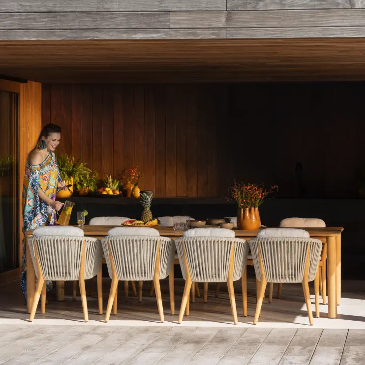 Zomer terras met tuintafel en stoelen van Bristol à la carte door Exterioo tuinmeubelen