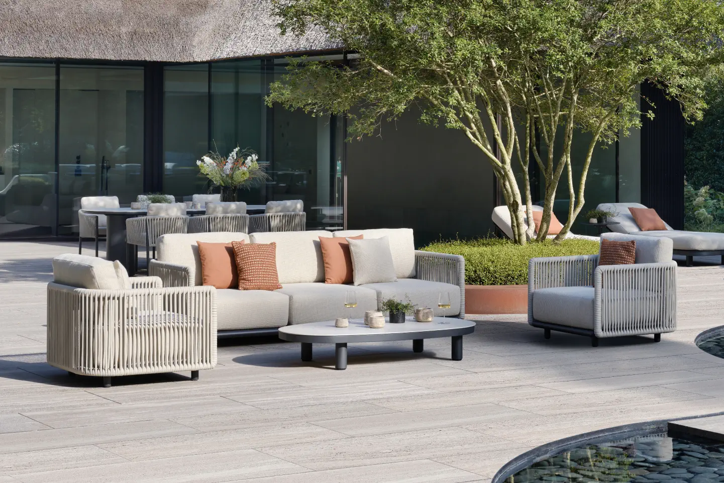 Zomers terras met Organo loungeset van Bristol à la carte van Exterioo tuinmeubelen