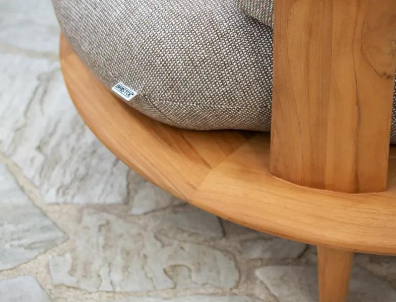 Detailfoto van een loungestoel uit teak van Bristol à la carte door Exterioo tuinmeubelen