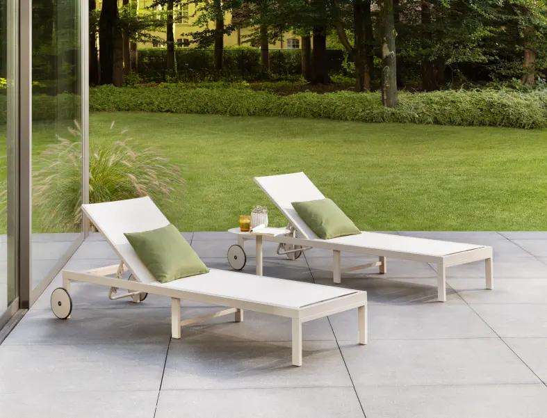 Zomers terras met twee ligbedden van Bristol à la carte door Exterioo tuinmeubelen