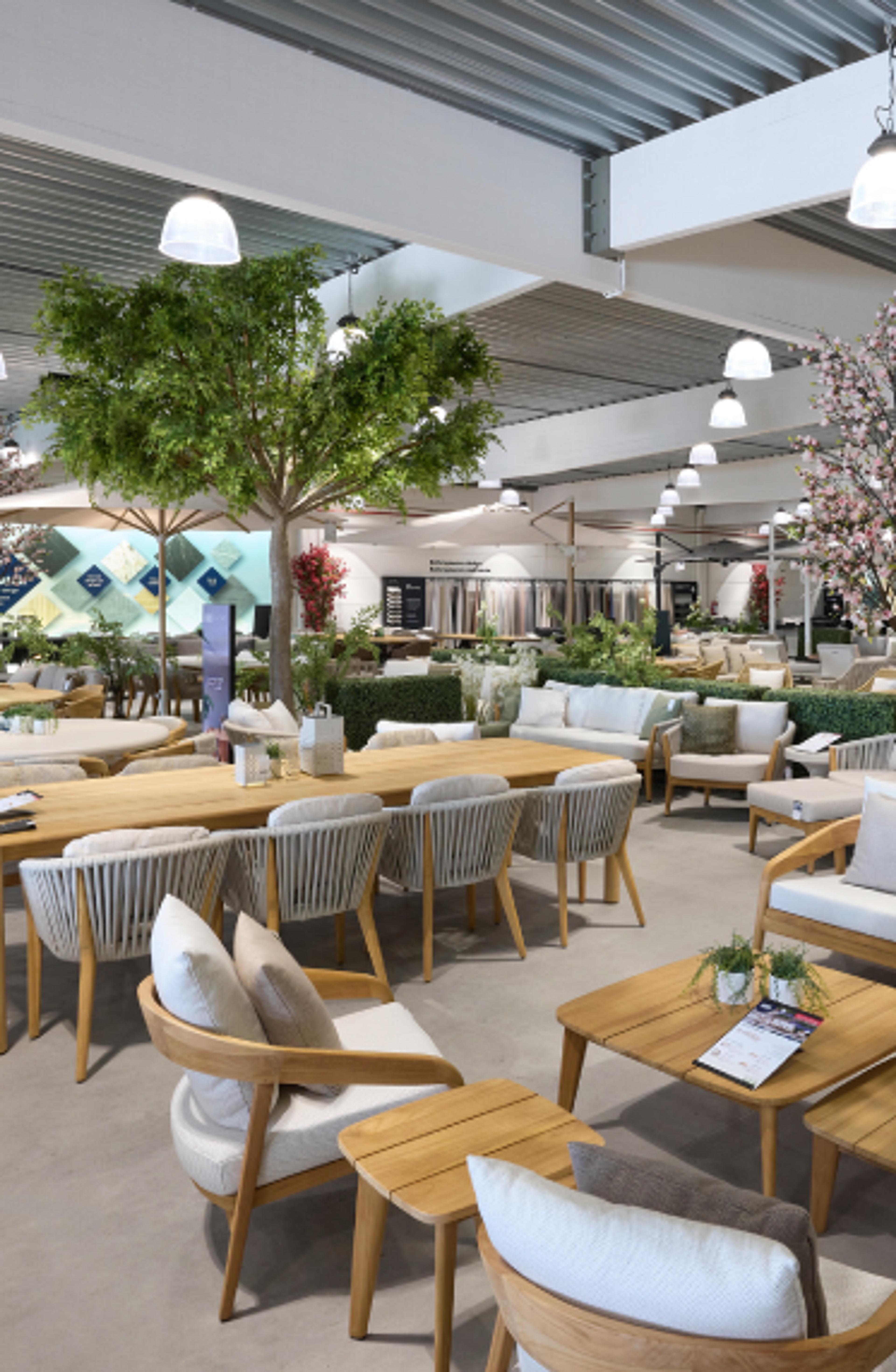 Groot assortiment tuinmeubelen in showroom Exterioo Lochristi