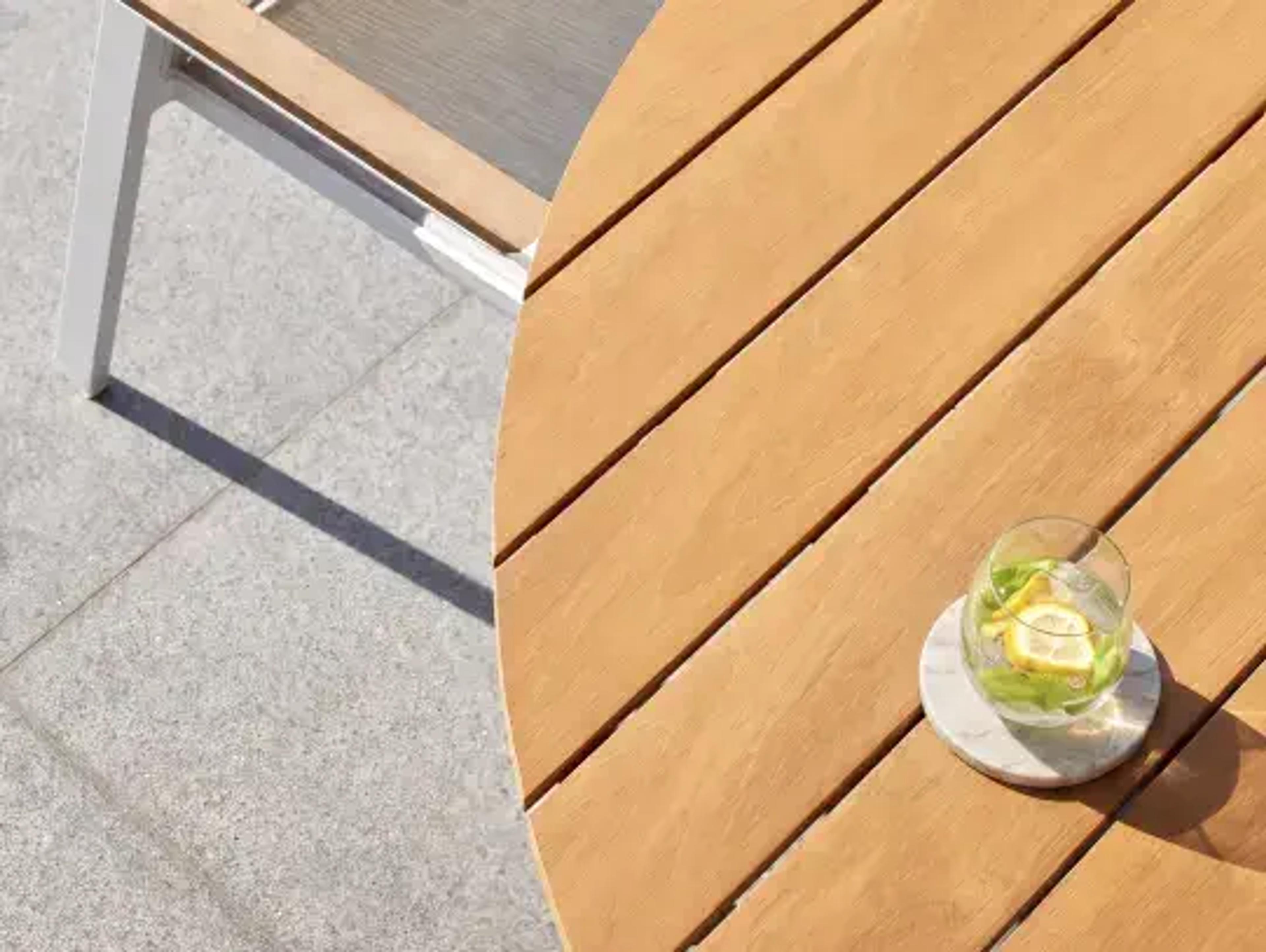 Une vue détaillée d’une table en polywood d’Exterioo tuinmeubelen.